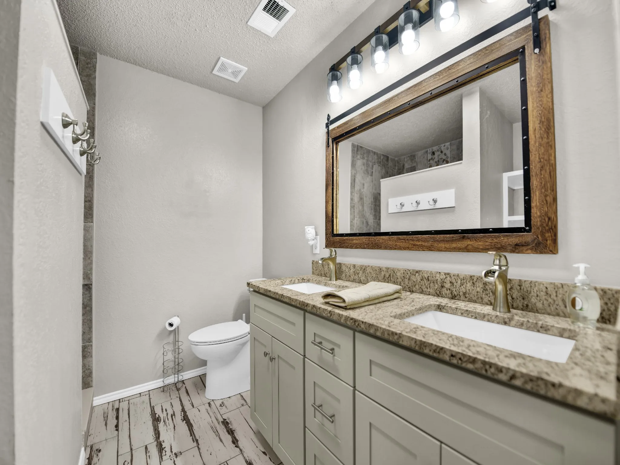 Single Family Residence For Sale in Tarrant County , 617 Oak View Court, Azle, Texas 76020, 4 Bedroom, 3 Bathroom, 2 Garage spaces, 1,988 Sqft, built in 1999, mls#21331080, Real Estate Agent in Azle, Homes For Sale in Tarrant county, Homes For Sale in Azle, Realtor in Azle Texas, Real Estate Brokerage Independent Realty Texas, Luminita Cordes Realtor