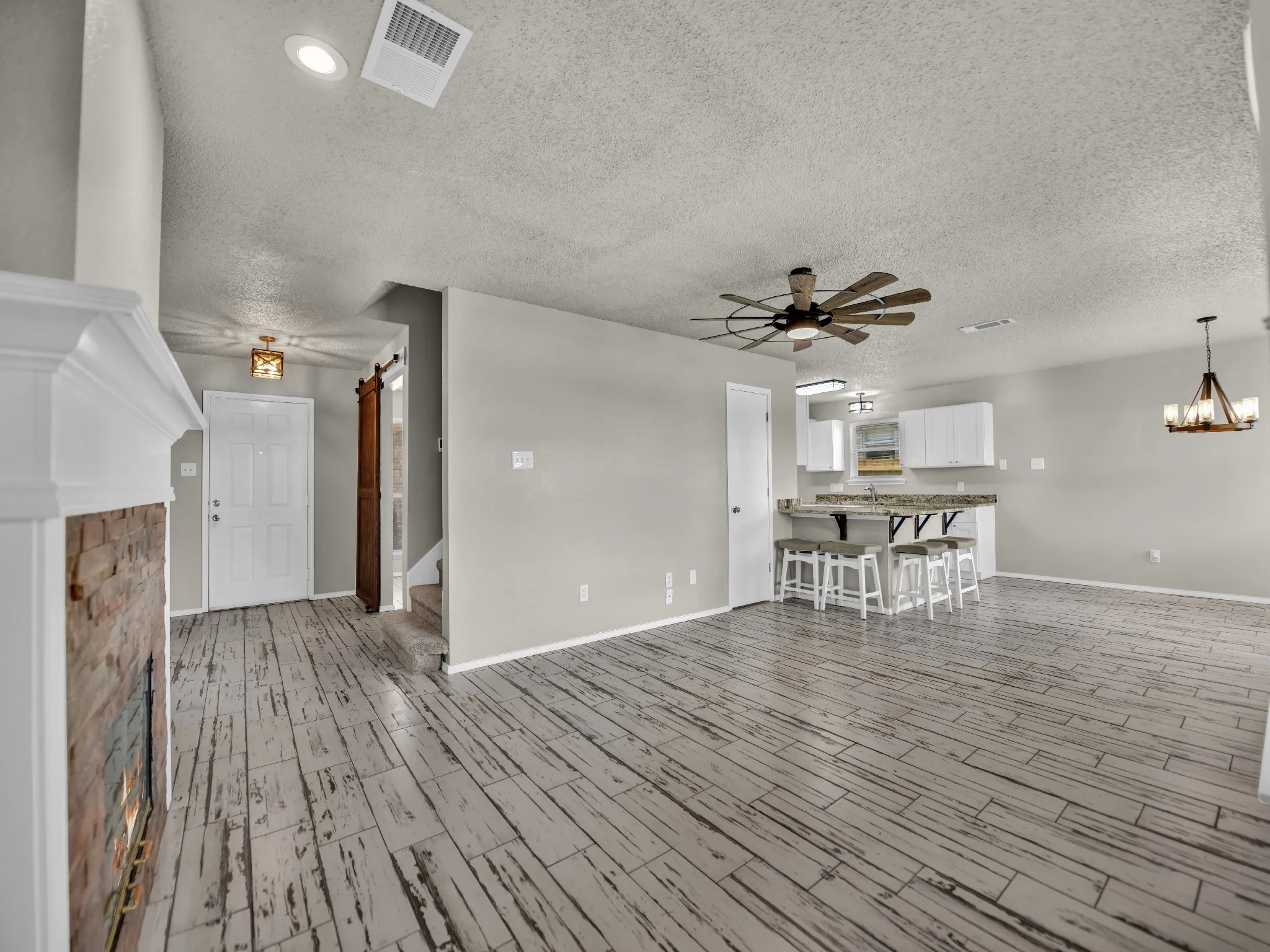 Single Family Residence For Sale in Tarrant County , 617 Oak View Court, Azle, Texas 76020, 4 Bedroom, 3 Bathroom, 2 Garage spaces, 1,988 Sqft, built in 1999, mls#21331080, Real Estate Agent in Azle, Homes For Sale in Tarrant county, Homes For Sale in Azle, Realtor in Azle Texas, Real Estate Brokerage Independent Realty Texas, Luminita Cordes Realtor