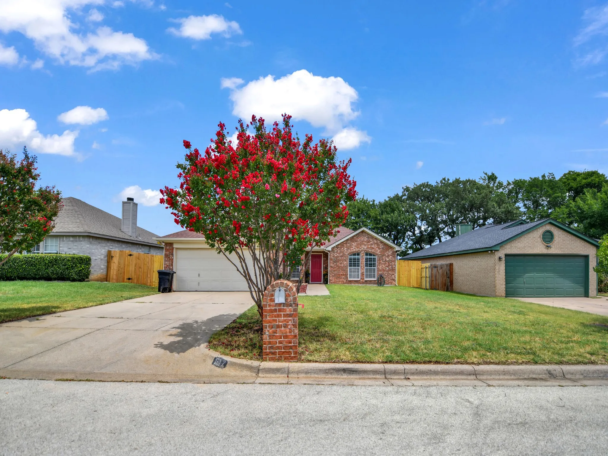 Single Family Residence For Sale in Tarrant County , 617 Oak View Court, Azle, Texas 76020, 4 Bedroom, 3 Bathroom, 2 Garage spaces, 1,988 Sqft, built in 1999, mls#21331080, Real Estate Agent in Azle, Homes For Sale in Tarrant county, Homes For Sale in Azle, Realtor in Azle Texas, Real Estate Brokerage Independent Realty Texas, Luminita Cordes Realtor