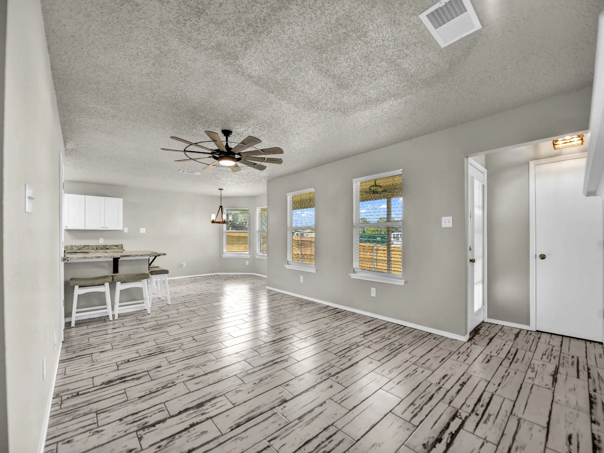 Single Family Residence For Sale in Tarrant County , 617 Oak View Court, Azle, Texas 76020, 4 Bedroom, 3 Bathroom, 2 Garage spaces, 1,988 Sqft, built in 1999, mls#21331080, Real Estate Agent in Azle, Homes For Sale in Tarrant county, Homes For Sale in Azle, Realtor in Azle Texas, Real Estate Brokerage Independent Realty Texas, Luminita Cordes Realtor