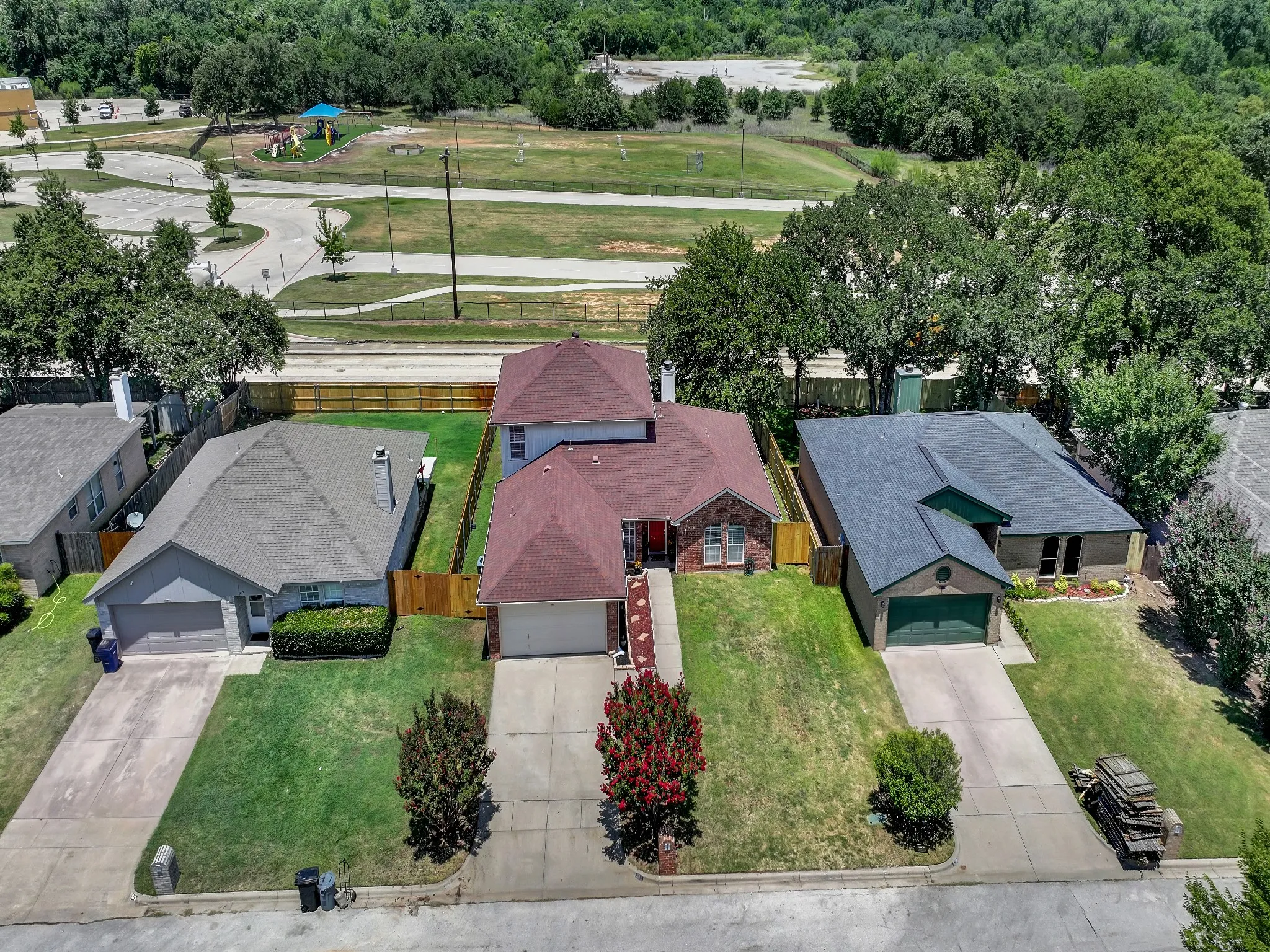 Single Family Residence For Sale in Tarrant County , 617 Oak View Court, Azle, Texas 76020, 4 Bedroom, 3 Bathroom, 2 Garage spaces, 1,988 Sqft, built in 1999, mls#21331080, Real Estate Agent in Azle, Homes For Sale in Tarrant county, Homes For Sale in Azle, Realtor in Azle Texas, Real Estate Brokerage Independent Realty Texas, Luminita Cordes Realtor
