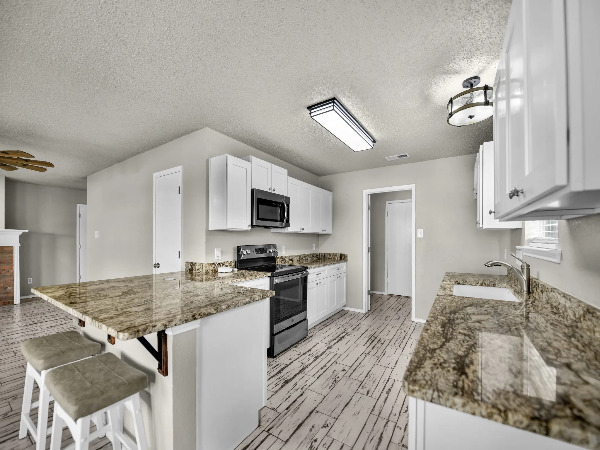 Single Family Residence For Sale in Tarrant County , 617 Oak View Court, Azle, Texas 76020, 4 Bedroom, 3 Bathroom, 2 Garage spaces, 1,988 Sqft, built in 1999, mls#21331080, Real Estate Agent in Azle, Homes For Sale in Tarrant county, Homes For Sale in Azle, Realtor in Azle Texas, Real Estate Brokerage Independent Realty Texas, Luminita Cordes Realtor