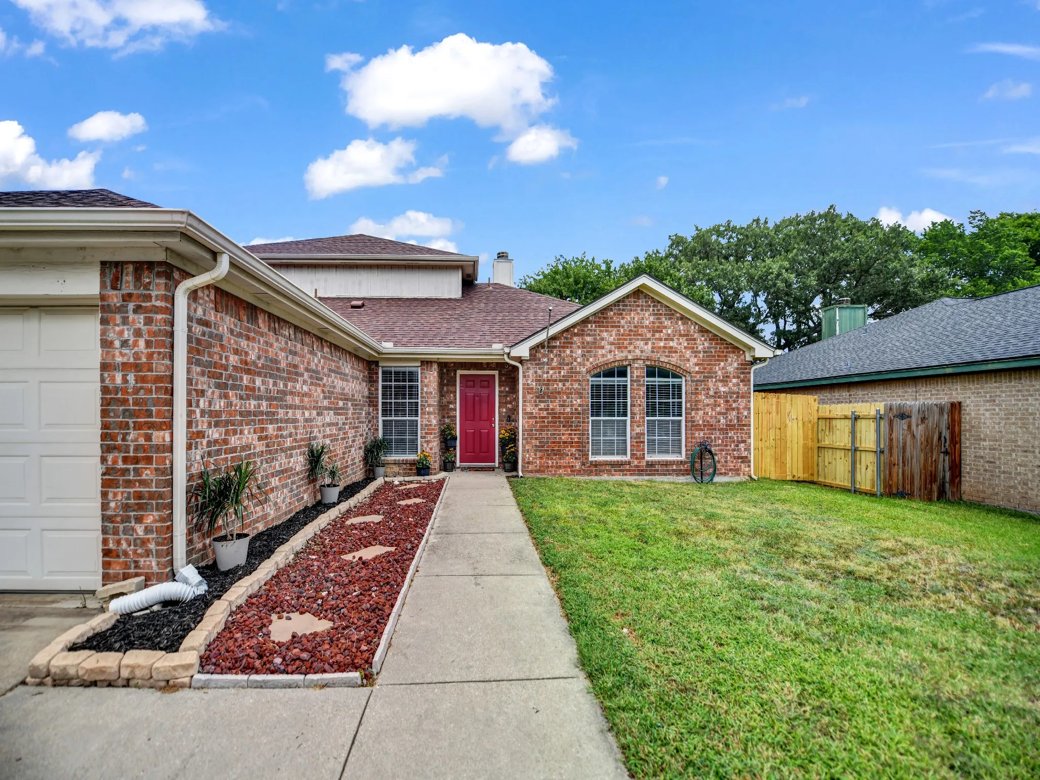 Single Family Residence For Sale in Tarrant County , 617 Oak View Court, Azle, Texas 76020, 4 Bedroom, 3 Bathroom, 2 Garage spaces, 1,988 Sqft, built in 1999, mls#21331080, Real Estate Agent in Azle, Homes For Sale in Tarrant county, Homes For Sale in Azle, Realtor in Azle Texas, Real Estate Brokerage Independent Realty Texas, Luminita Cordes Realtor