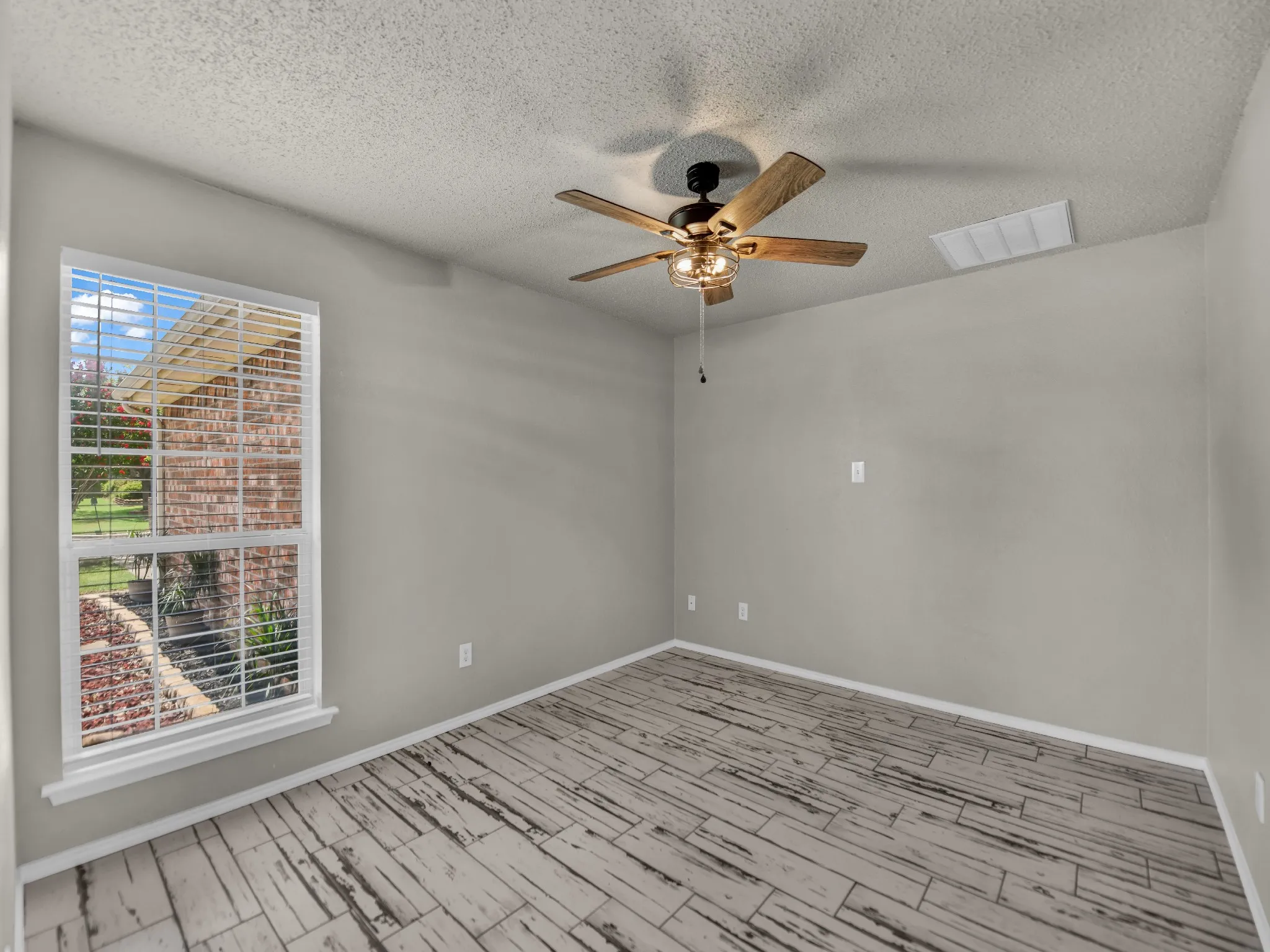 Single Family Residence For Sale in Tarrant County , 617 Oak View Court, Azle, Texas 76020, 4 Bedroom, 3 Bathroom, 2 Garage spaces, 1,988 Sqft, built in 1999, mls#21331080, Real Estate Agent in Azle, Homes For Sale in Tarrant county, Homes For Sale in Azle, Realtor in Azle Texas, Real Estate Brokerage Independent Realty Texas, Luminita Cordes Realtor