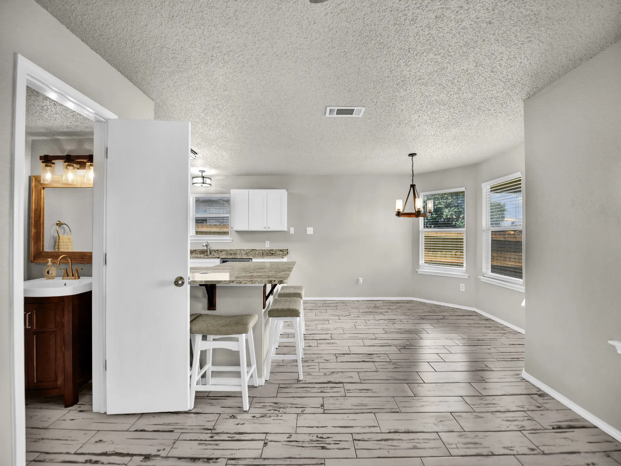 Single Family Residence For Sale in Tarrant County , 617 Oak View Court, Azle, Texas 76020, 4 Bedroom, 3 Bathroom, 2 Garage spaces, 1,988 Sqft, built in 1999, mls#21331080, Real Estate Agent in Azle, Homes For Sale in Tarrant county, Homes For Sale in Azle, Realtor in Azle Texas, Real Estate Brokerage Independent Realty Texas, Luminita Cordes Realtor