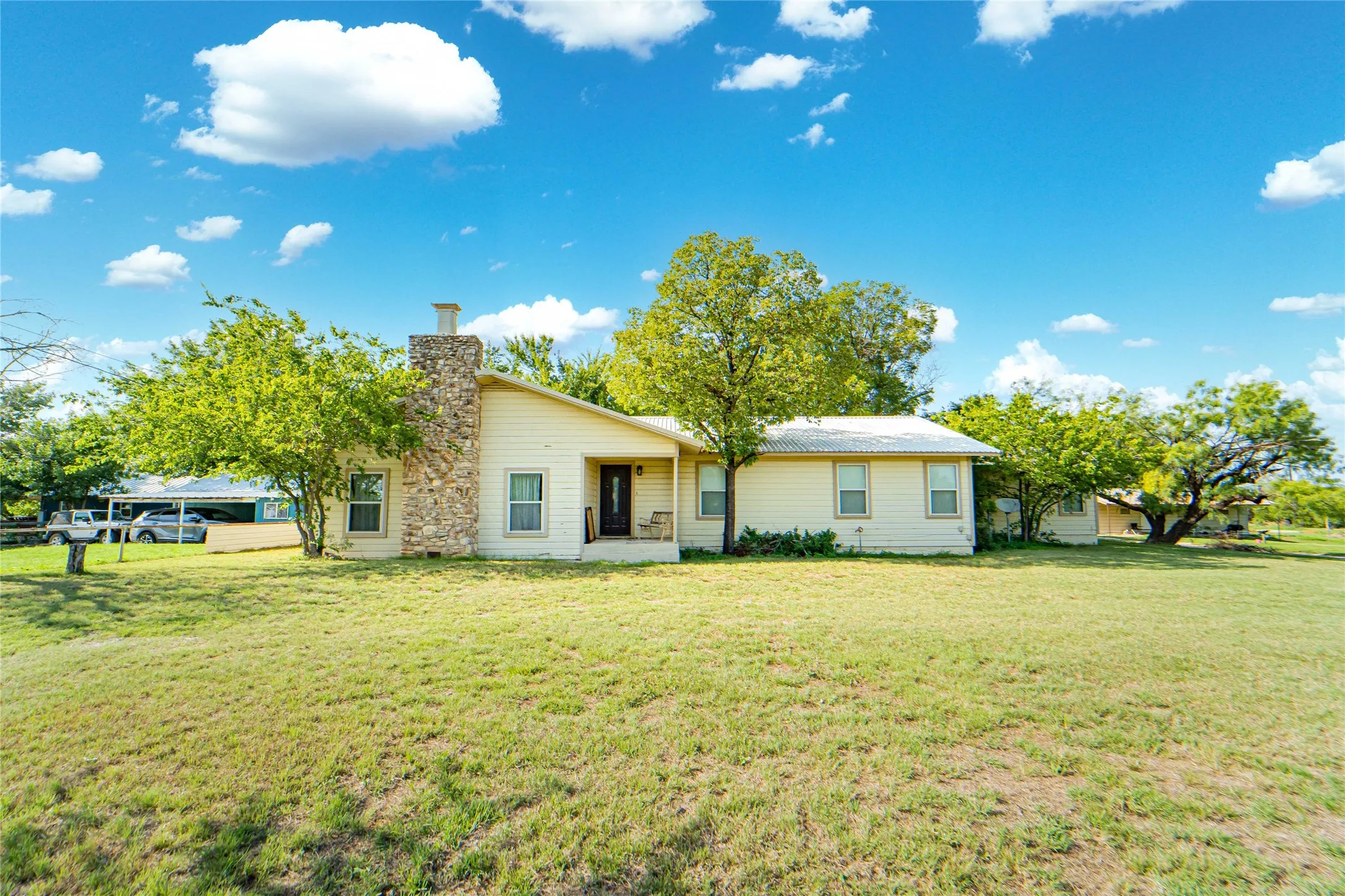 Single Family Residence For Sale in Throckmorton County , 204 Fm 209 E, Woodson, Texas 76491, 3 Bedroom, 2 Bathroom, Garage spaces, 2,350 Sqft, built in 1965, mls#21334301, Real Estate Agent in Woodson, Homes For Sale in Throckmorton county, Homes For Sale in Woodson, Realtor in Woodson Texas, Real Estate Brokerage Independent Realty Texas, Luminita Cordes Realtor