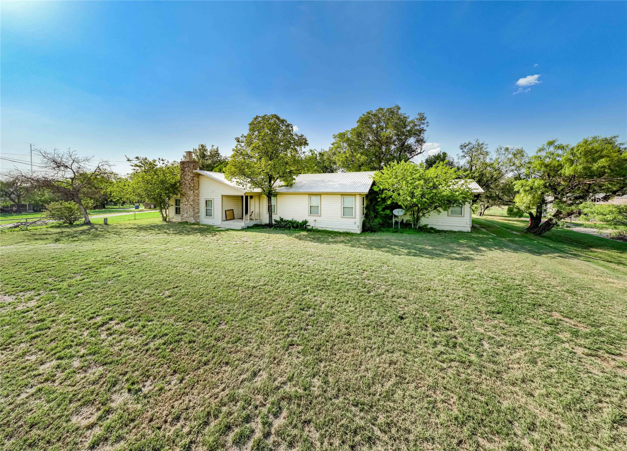 Single Family Residence For Sale in Throckmorton County , 204 Fm 209 E, Woodson, Texas 76491, 3 Bedroom, 2 Bathroom, Garage spaces, 2,350 Sqft, built in 1965, mls#21334301, Real Estate Agent in Woodson, Homes For Sale in Throckmorton county, Homes For Sale in Woodson, Realtor in Woodson Texas, Real Estate Brokerage Independent Realty Texas, Luminita Cordes Realtor