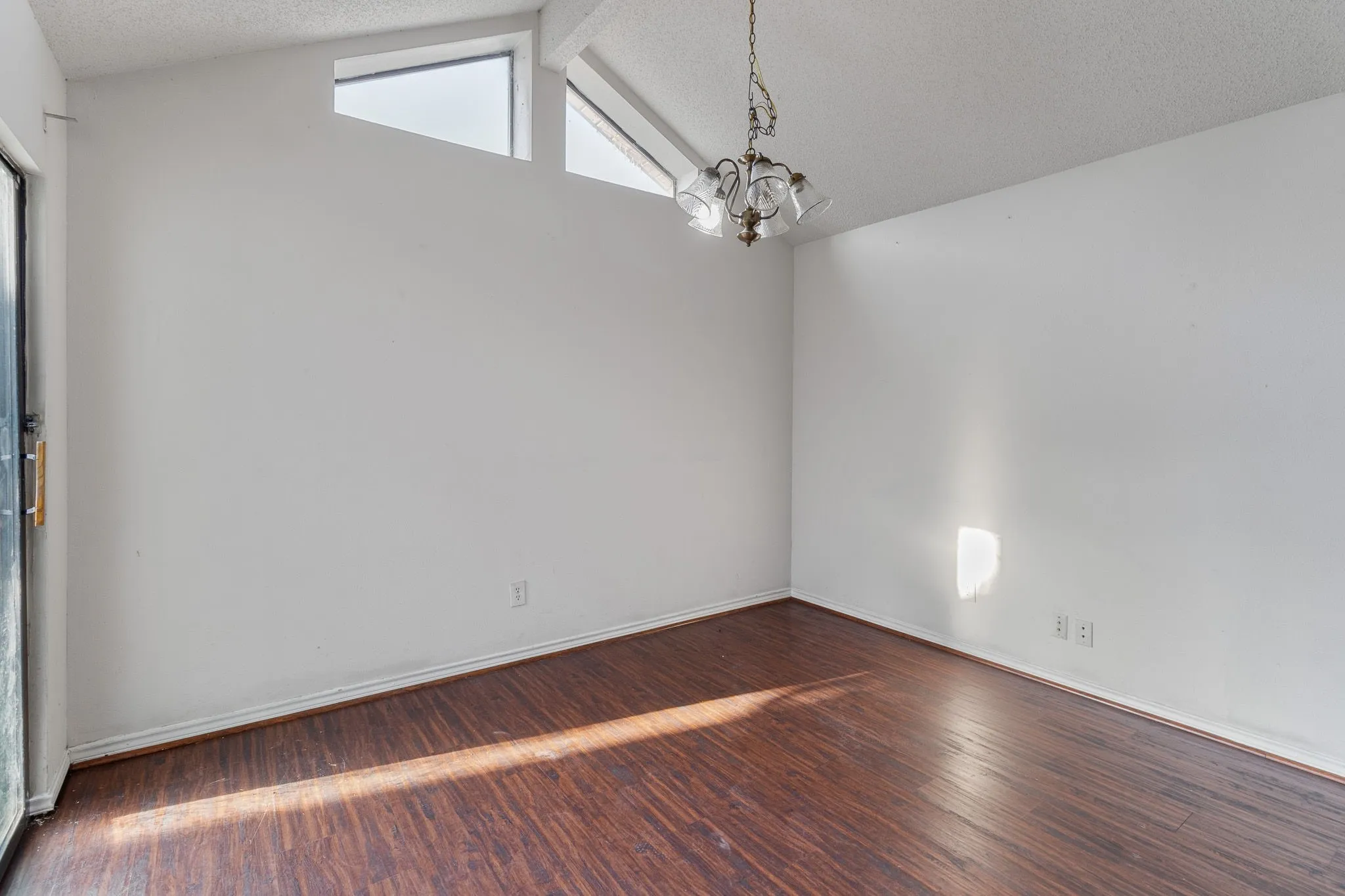 Single Family Residence For Rent in Dallas County , 3411 Taurus Drive, Garland, Texas 75044, 3 Bedroom, 3 Bathroom, 2 Garage spaces, 1,611 Sqft, built in 1984, mls#21337130, Real Estate Agent in Garland, Homes For Rent in Dallas county, Homes For Rent in Garland, Realtor in Garland Texas, Real Estate Brokerage Independent Realty Texas, Luminita Cordes Realtor
