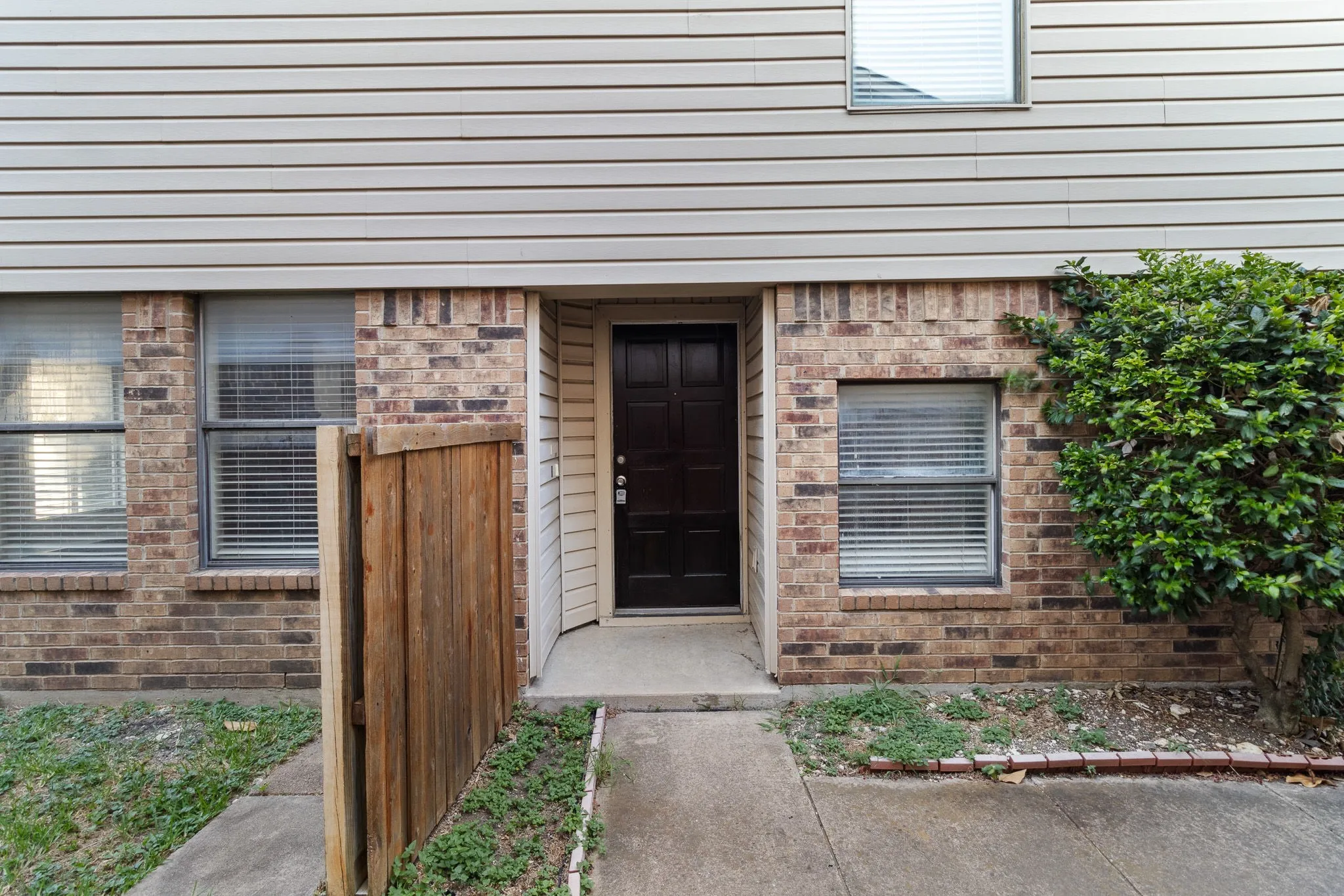 Single Family Residence For Rent in Dallas County , 3411 Taurus Drive, Garland, Texas 75044, 3 Bedroom, 3 Bathroom, 2 Garage spaces, 1,611 Sqft, built in 1984, mls#21337130, Real Estate Agent in Garland, Homes For Rent in Dallas county, Homes For Rent in Garland, Realtor in Garland Texas, Real Estate Brokerage Independent Realty Texas, Luminita Cordes Realtor