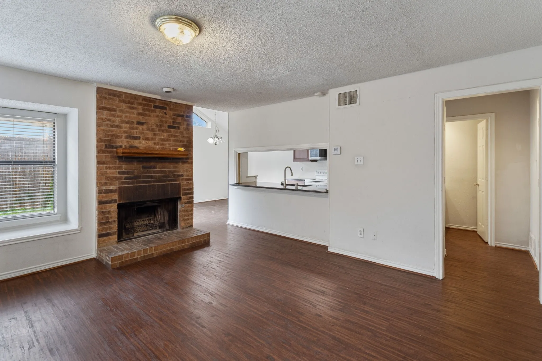 Single Family Residence For Rent in Dallas County , 3411 Taurus Drive, Garland, Texas 75044, 3 Bedroom, 3 Bathroom, 2 Garage spaces, 1,611 Sqft, built in 1984, mls#21337130, Real Estate Agent in Garland, Homes For Rent in Dallas county, Homes For Rent in Garland, Realtor in Garland Texas, Real Estate Brokerage Independent Realty Texas, Luminita Cordes Realtor
