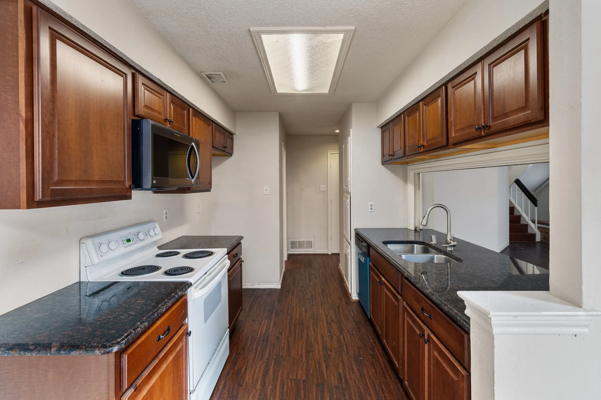 Single Family Residence For Rent in Dallas County , 3411 Taurus Drive, Garland, Texas 75044, 3 Bedroom, 3 Bathroom, 2 Garage spaces, 1,611 Sqft, built in 1984, mls#21337130, Real Estate Agent in Garland, Homes For Rent in Dallas county, Homes For Rent in Garland, Realtor in Garland Texas, Real Estate Brokerage Independent Realty Texas, Luminita Cordes Realtor