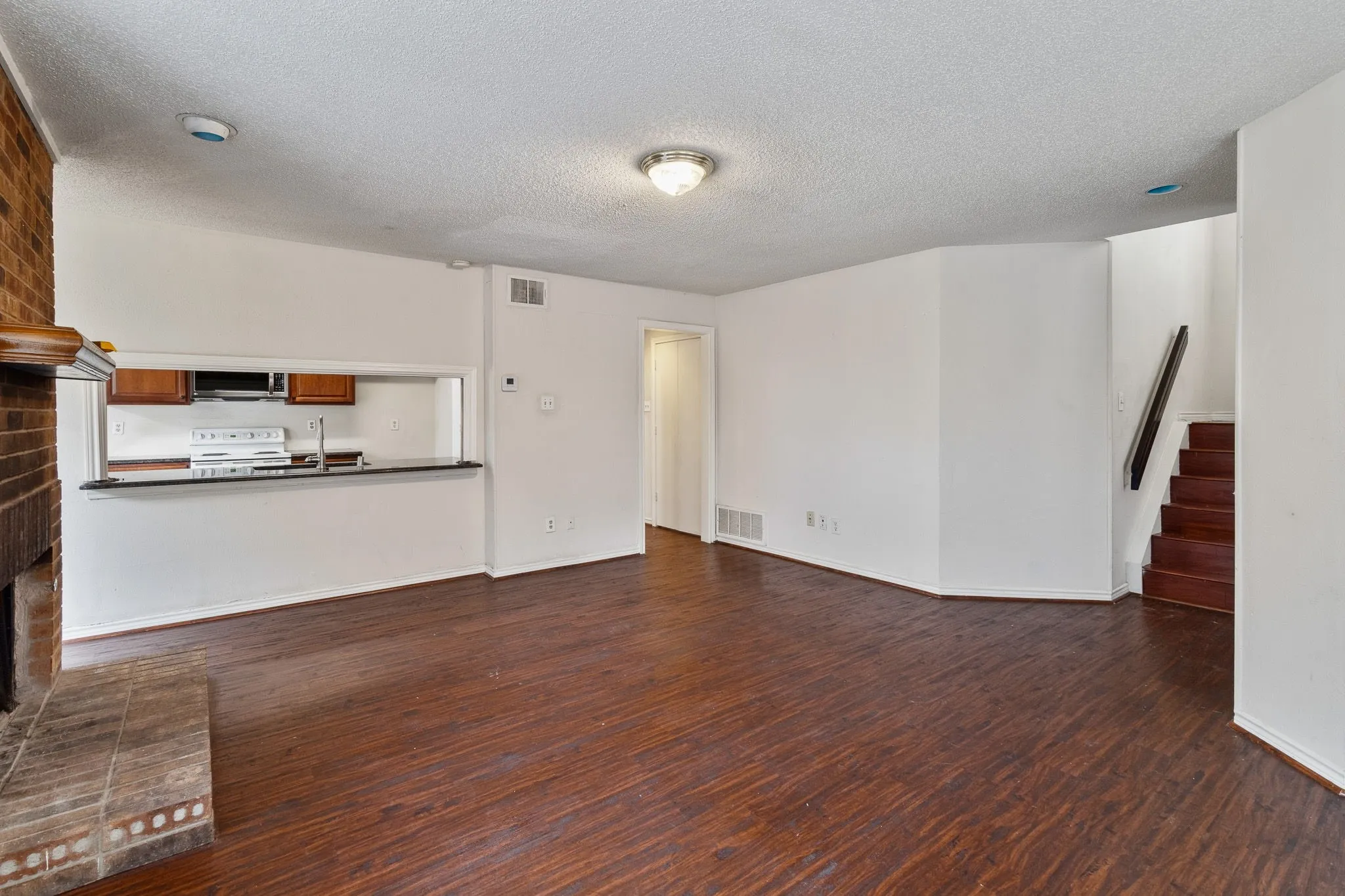 Single Family Residence For Rent in Dallas County , 3411 Taurus Drive, Garland, Texas 75044, 3 Bedroom, 3 Bathroom, 2 Garage spaces, 1,611 Sqft, built in 1984, mls#21337130, Real Estate Agent in Garland, Homes For Rent in Dallas county, Homes For Rent in Garland, Realtor in Garland Texas, Real Estate Brokerage Independent Realty Texas, Luminita Cordes Realtor