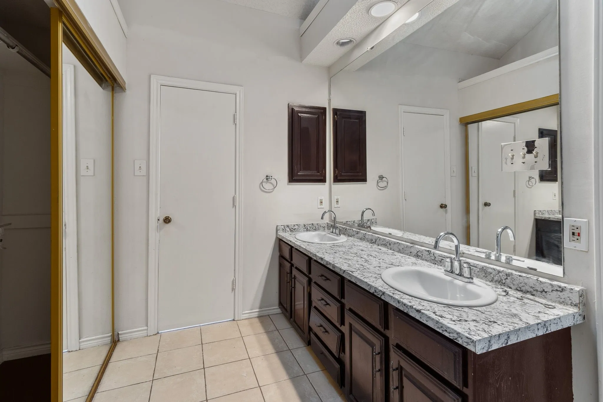 Single Family Residence For Rent in Dallas County , 3411 Taurus Drive, Garland, Texas 75044, 3 Bedroom, 3 Bathroom, 2 Garage spaces, 1,611 Sqft, built in 1984, mls#21337130, Real Estate Agent in Garland, Homes For Rent in Dallas county, Homes For Rent in Garland, Realtor in Garland Texas, Real Estate Brokerage Independent Realty Texas, Luminita Cordes Realtor