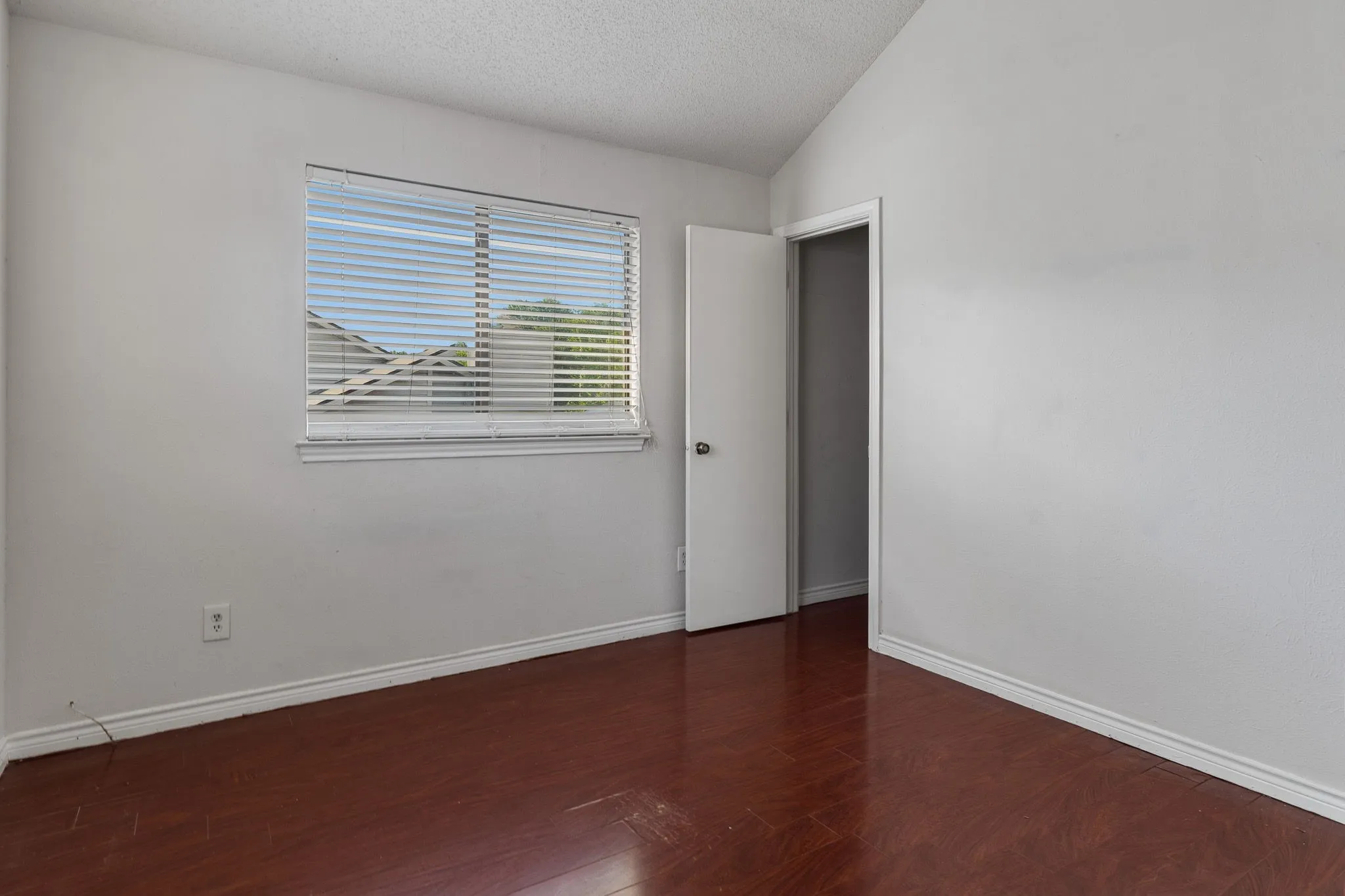 Single Family Residence For Rent in Dallas County , 3411 Taurus Drive, Garland, Texas 75044, 3 Bedroom, 3 Bathroom, 2 Garage spaces, 1,611 Sqft, built in 1984, mls#21337130, Real Estate Agent in Garland, Homes For Rent in Dallas county, Homes For Rent in Garland, Realtor in Garland Texas, Real Estate Brokerage Independent Realty Texas, Luminita Cordes Realtor