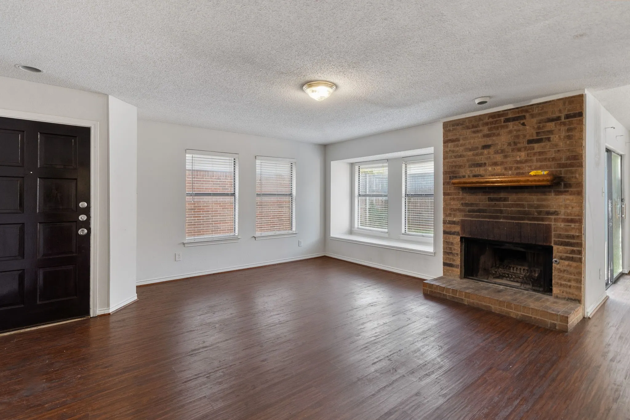 Single Family Residence For Rent in Dallas County , 3411 Taurus Drive, Garland, Texas 75044, 3 Bedroom, 3 Bathroom, 2 Garage spaces, 1,611 Sqft, built in 1984, mls#21337130, Real Estate Agent in Garland, Homes For Rent in Dallas county, Homes For Rent in Garland, Realtor in Garland Texas, Real Estate Brokerage Independent Realty Texas, Luminita Cordes Realtor
