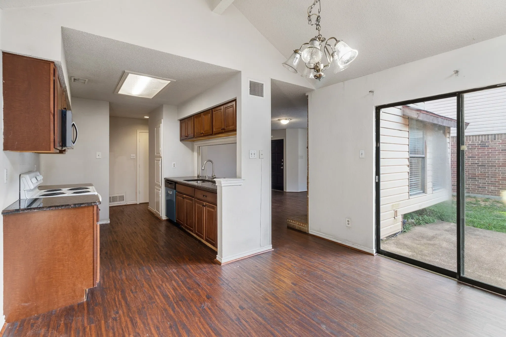 Single Family Residence For Rent in Dallas County , 3411 Taurus Drive, Garland, Texas 75044, 3 Bedroom, 3 Bathroom, 2 Garage spaces, 1,611 Sqft, built in 1984, mls#21337130, Real Estate Agent in Garland, Homes For Rent in Dallas county, Homes For Rent in Garland, Realtor in Garland Texas, Real Estate Brokerage Independent Realty Texas, Luminita Cordes Realtor