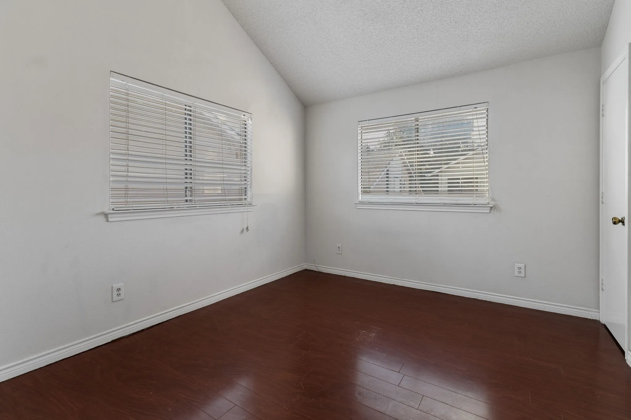 Single Family Residence For Rent in Dallas County , 3411 Taurus Drive, Garland, Texas 75044, 3 Bedroom, 3 Bathroom, 2 Garage spaces, 1,611 Sqft, built in 1984, mls#21337130, Real Estate Agent in Garland, Homes For Rent in Dallas county, Homes For Rent in Garland, Realtor in Garland Texas, Real Estate Brokerage Independent Realty Texas, Luminita Cordes Realtor