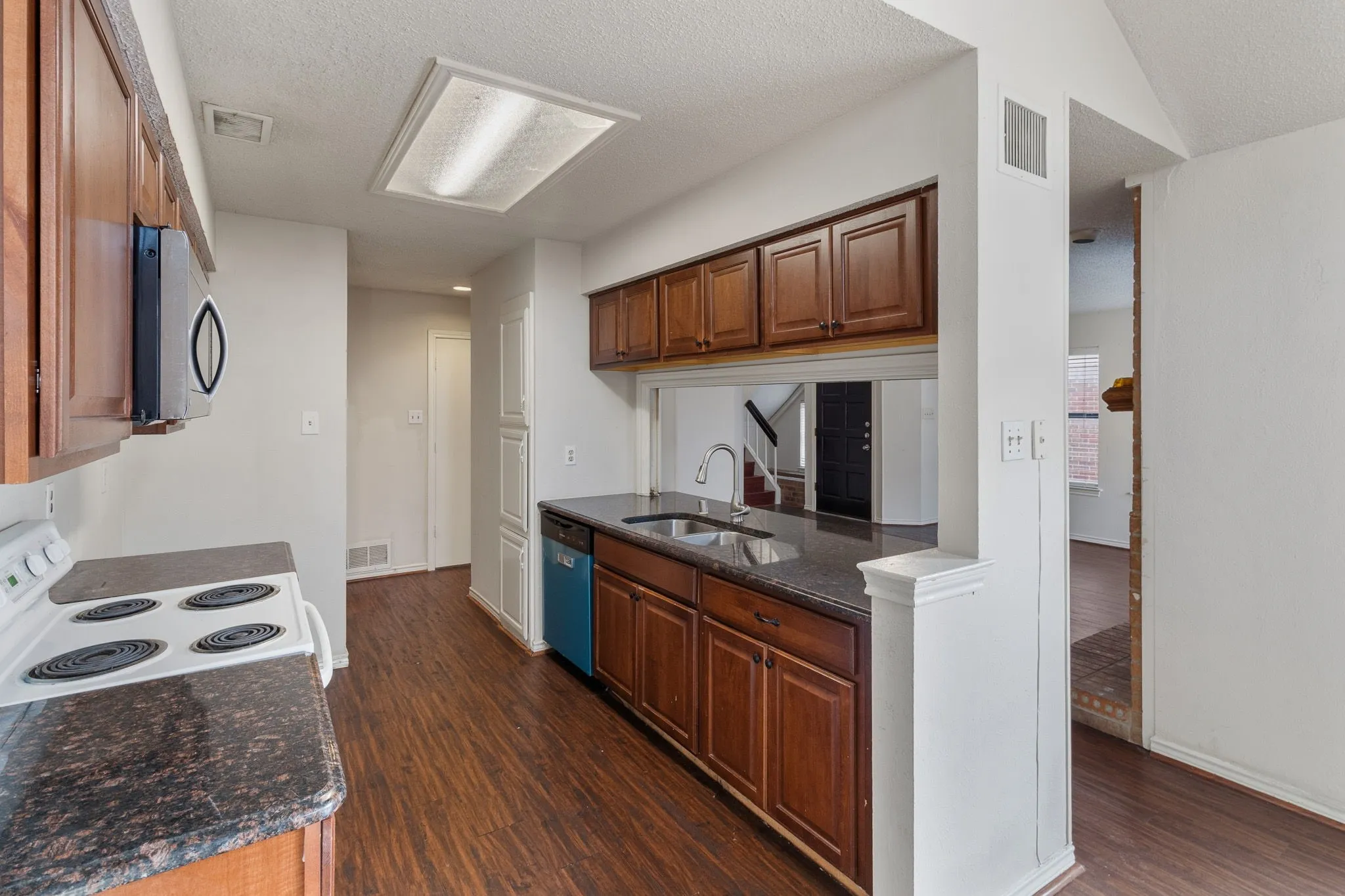Single Family Residence For Rent in Dallas County , 3411 Taurus Drive, Garland, Texas 75044, 3 Bedroom, 3 Bathroom, 2 Garage spaces, 1,611 Sqft, built in 1984, mls#21337130, Real Estate Agent in Garland, Homes For Rent in Dallas county, Homes For Rent in Garland, Realtor in Garland Texas, Real Estate Brokerage Independent Realty Texas, Luminita Cordes Realtor