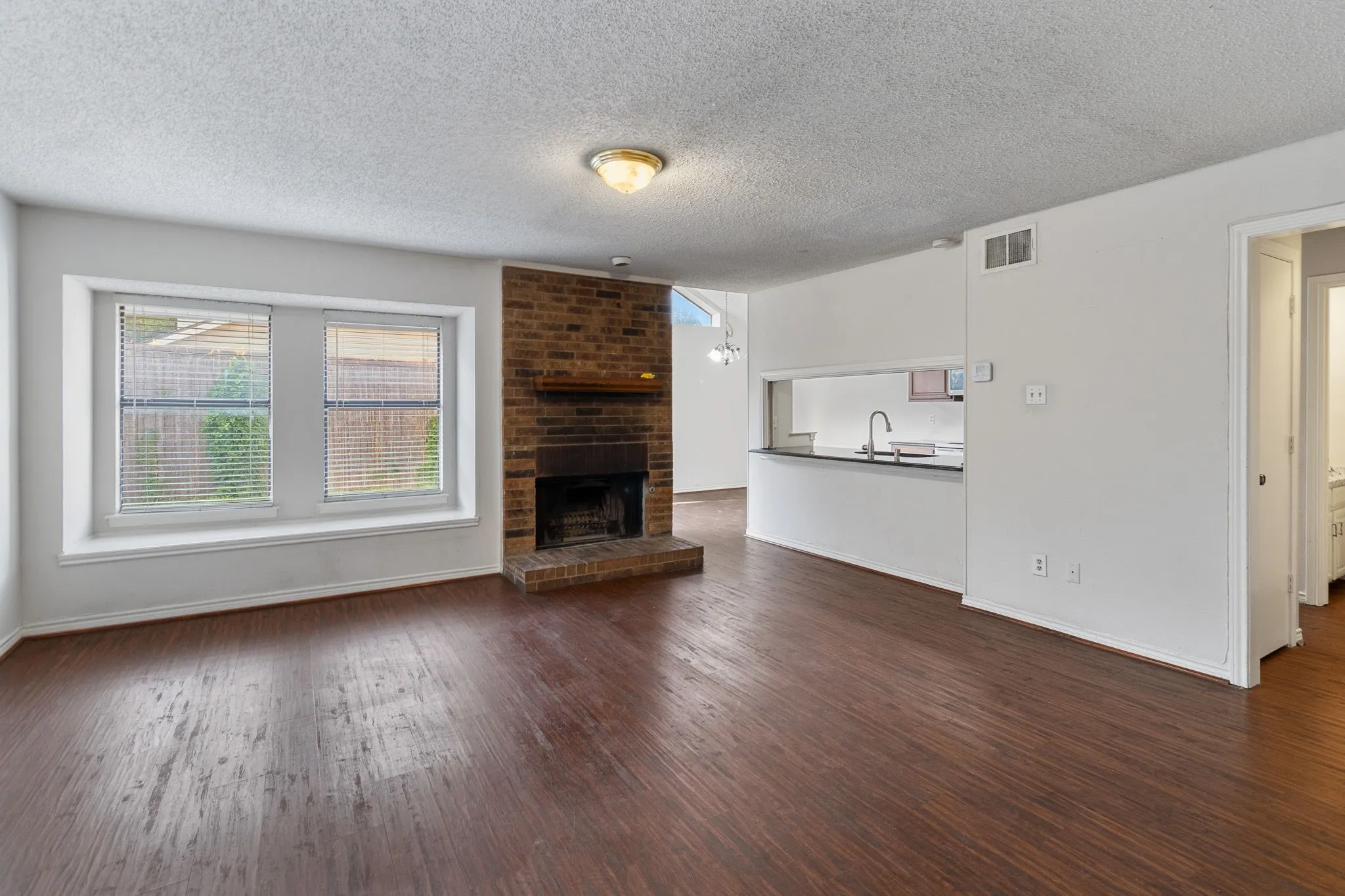 Single Family Residence For Rent in Dallas County , 3411 Taurus Drive, Garland, Texas 75044, 3 Bedroom, 3 Bathroom, 2 Garage spaces, 1,611 Sqft, built in 1984, mls#21337130, Real Estate Agent in Garland, Homes For Rent in Dallas county, Homes For Rent in Garland, Realtor in Garland Texas, Real Estate Brokerage Independent Realty Texas, Luminita Cordes Realtor