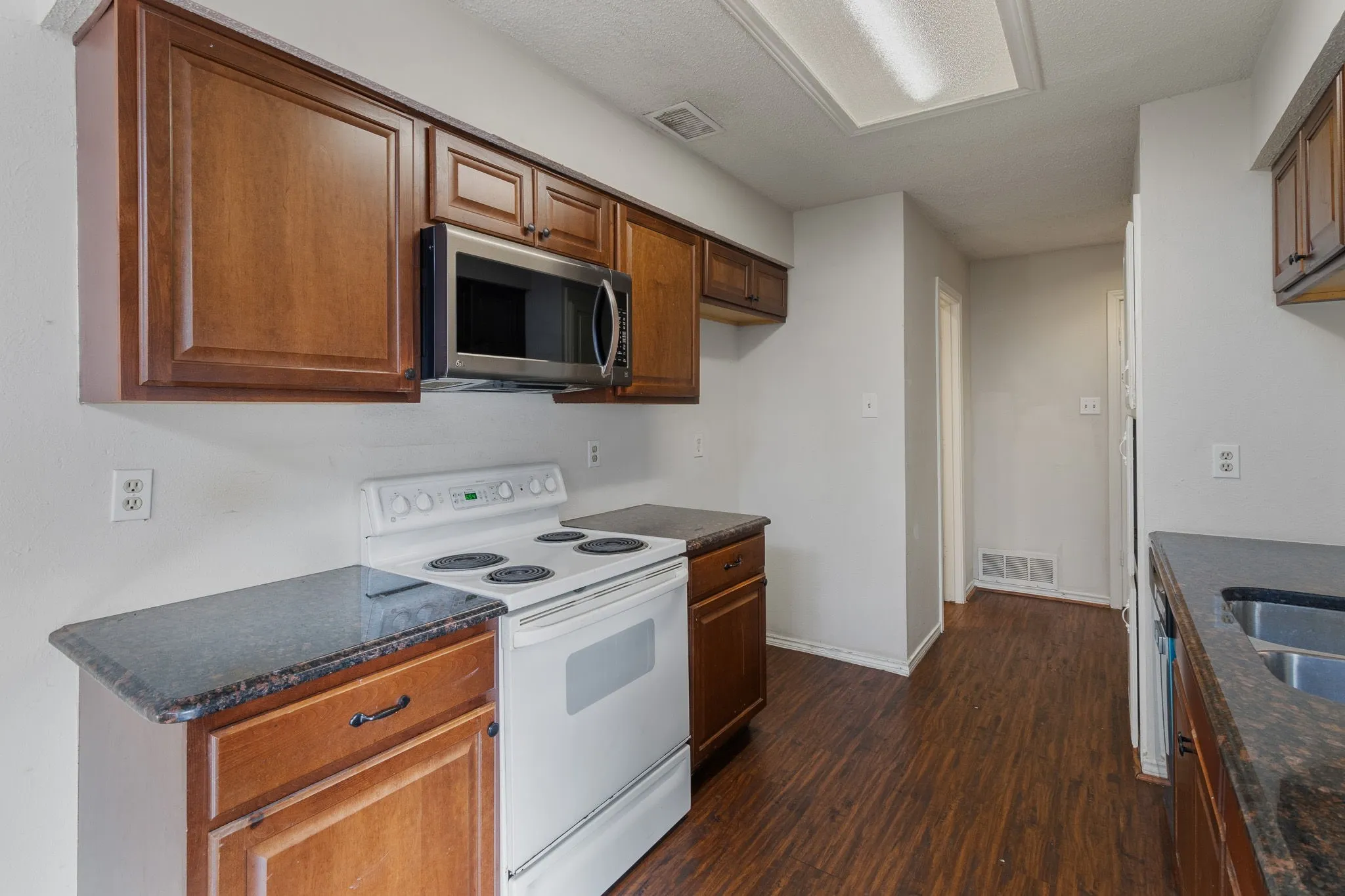 Single Family Residence For Rent in Dallas County , 3411 Taurus Drive, Garland, Texas 75044, 3 Bedroom, 3 Bathroom, 2 Garage spaces, 1,611 Sqft, built in 1984, mls#21337130, Real Estate Agent in Garland, Homes For Rent in Dallas county, Homes For Rent in Garland, Realtor in Garland Texas, Real Estate Brokerage Independent Realty Texas, Luminita Cordes Realtor