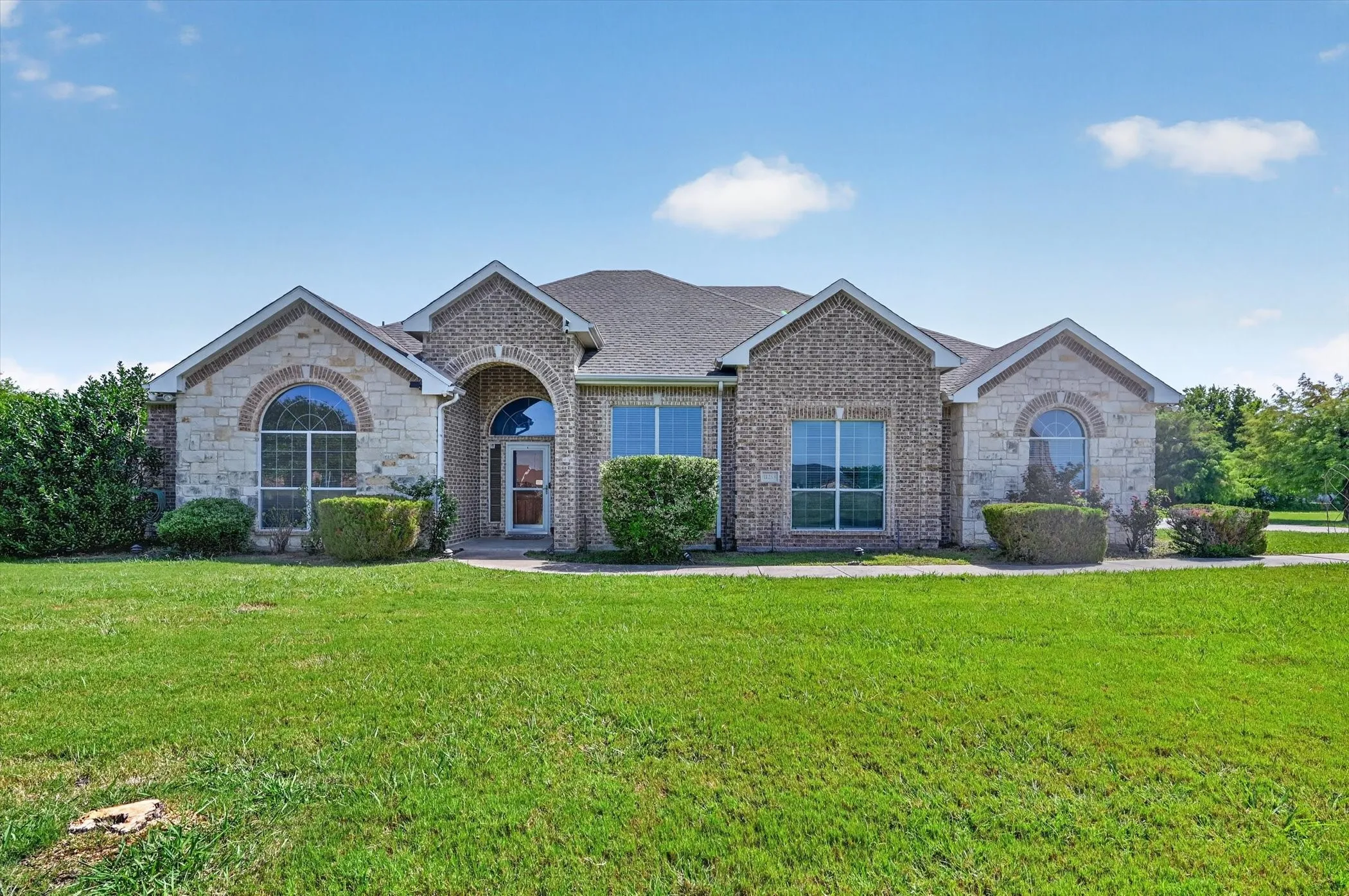 Single Family Residence For Sale in Kaufman County , 11253 Glenn Cove, Forney, Texas 75126, 4 Bedroom, 2 Bathroom, 3 Garage spaces, 2,408 Sqft, built in 2008, mls#21337138, Real Estate Agent in Forney, Homes For Sale in Kaufman county, Homes For Sale in Forney, Realtor in Forney Texas, Real Estate Brokerage Independent Realty Texas, Luminita Cordes Realtor