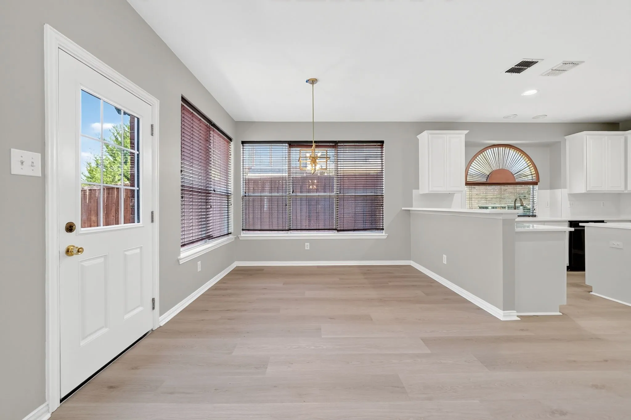 Light-filled breakfast area adjoining the kitchen
