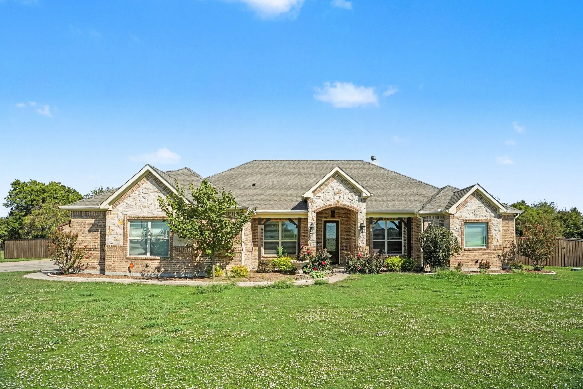 Single Family Residence For Sale in Hunt County , 5175 Horseshoe Lane, Royse City, Texas 75189, 3 Bedroom, 3 Bathroom, 3 Garage spaces, 2,224 Sqft, built in 2014, mls#21336973, Real Estate Agent in Royse City, Homes For Sale in Hunt county, Homes For Sale in Royse City, Realtor in Royse City Texas, Real Estate Brokerage Independent Realty Texas, Luminita Cordes Realtor