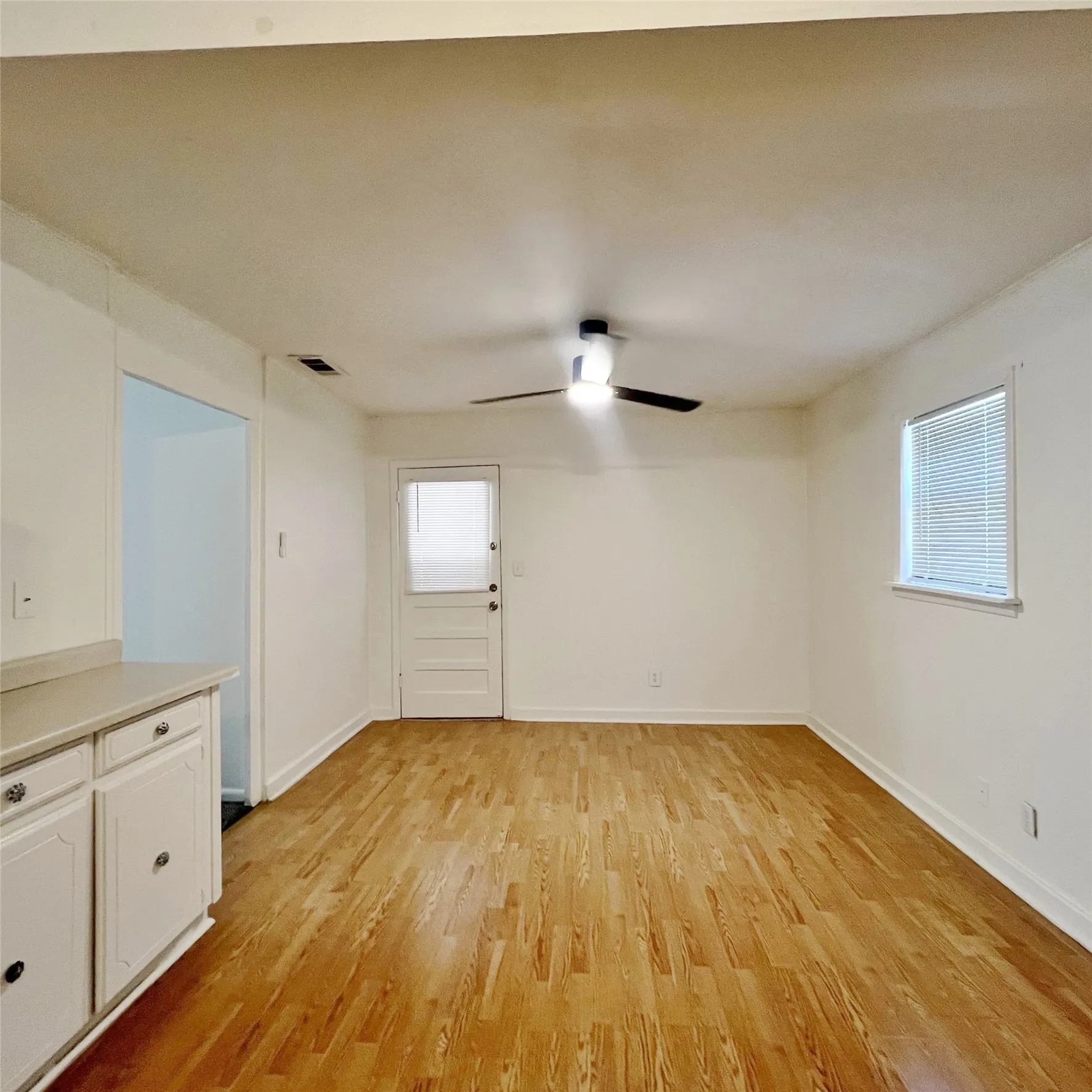 Single Family Residence For Rent in Rockwall County , 206 Renfro Street, Rockwall, Texas 75087, 2 Bedroom, 1 Bathroom, Garage spaces, 1,064 Sqft, built in 1975, mls#21337080, Real Estate Agent in Rockwall, Homes For Rent in Rockwall county, Homes For Rent in Rockwall, Realtor in Rockwall Texas, Real Estate Brokerage Independent Realty Texas, Luminita Cordes Realtor
