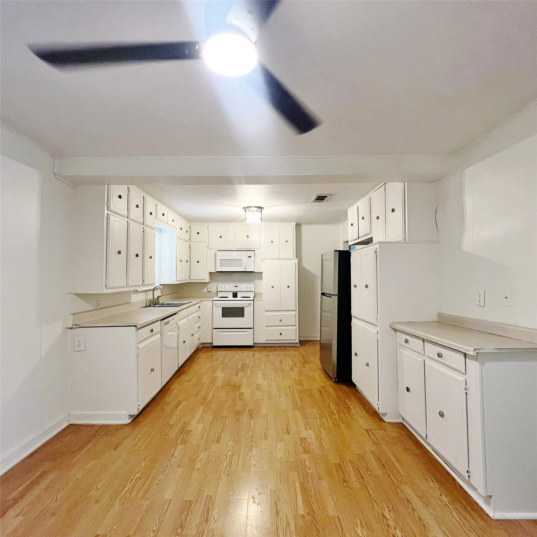 Single Family Residence For Rent in Rockwall County , 206 Renfro Street, Rockwall, Texas 75087, 2 Bedroom, 1 Bathroom, Garage spaces, 1,064 Sqft, built in 1975, mls#21337080, Real Estate Agent in Rockwall, Homes For Rent in Rockwall county, Homes For Rent in Rockwall, Realtor in Rockwall Texas, Real Estate Brokerage Independent Realty Texas, Luminita Cordes Realtor