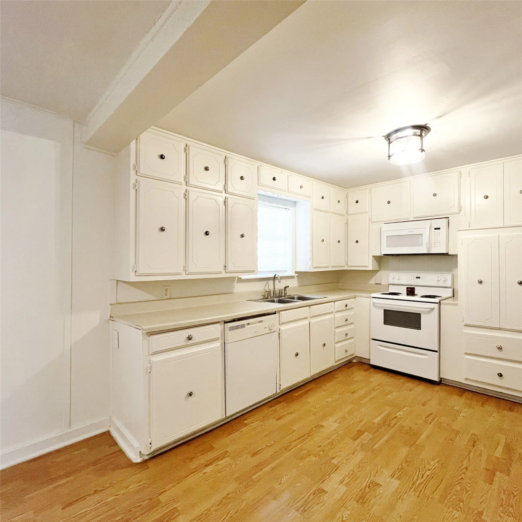 Single Family Residence For Rent in Rockwall County , 206 Renfro Street, Rockwall, Texas 75087, 2 Bedroom, 1 Bathroom, Garage spaces, 1,064 Sqft, built in 1975, mls#21337080, Real Estate Agent in Rockwall, Homes For Rent in Rockwall county, Homes For Rent in Rockwall, Realtor in Rockwall Texas, Real Estate Brokerage Independent Realty Texas, Luminita Cordes Realtor