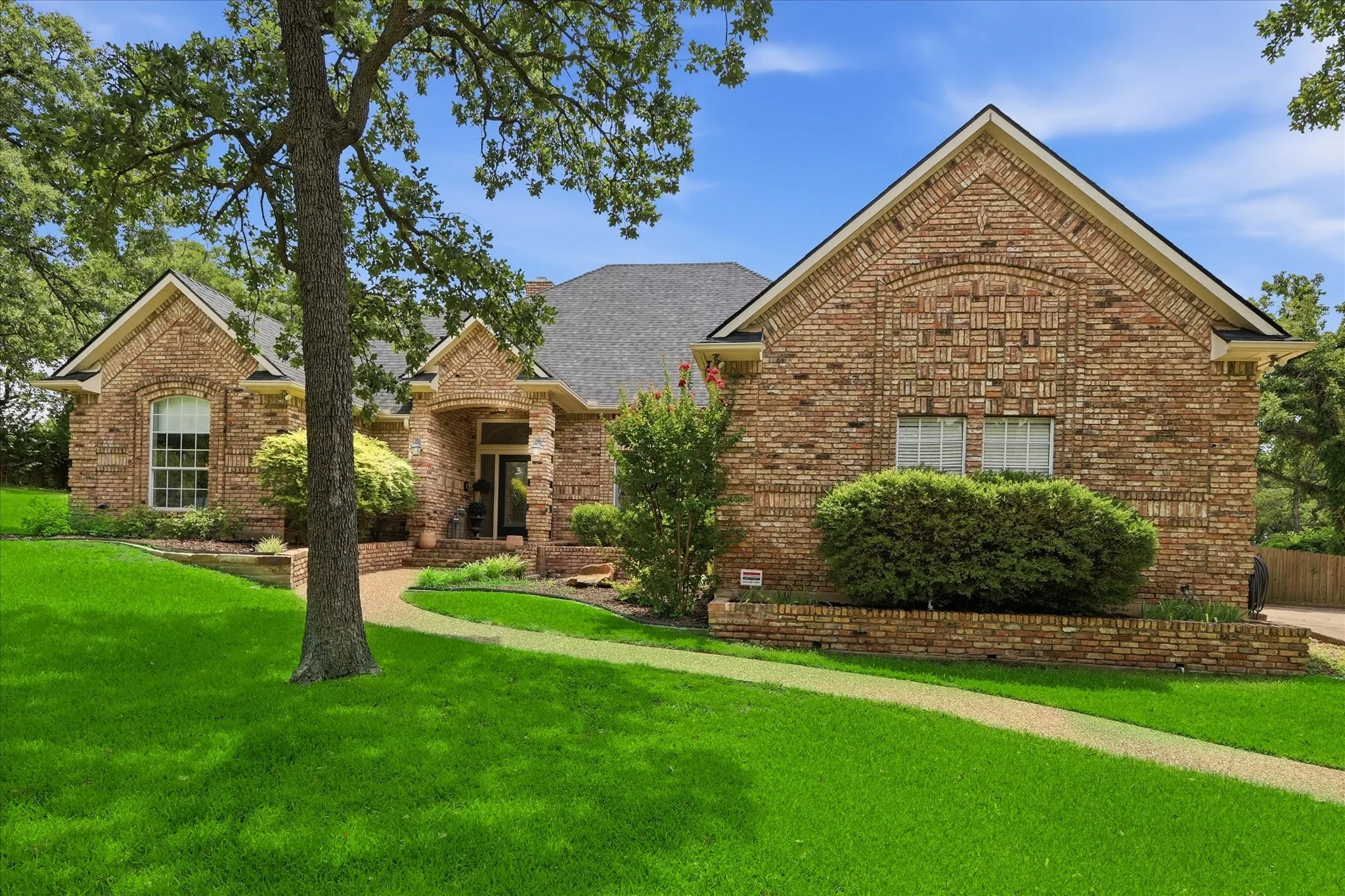 Single Family Residence For Sale in Denton County , 370 Canyon Oaks Drive, Argyle, Texas 76226, 4 Bedroom, 3 Bathroom, 3 Garage spaces, 3,165 Sqft, built in 1987, mls#21337131, Real Estate Agent in Argyle, Homes For Sale in Denton county, Homes For Sale in Argyle, Realtor in Argyle Texas, Real Estate Brokerage Independent Realty Texas, Luminita Cordes Realtor