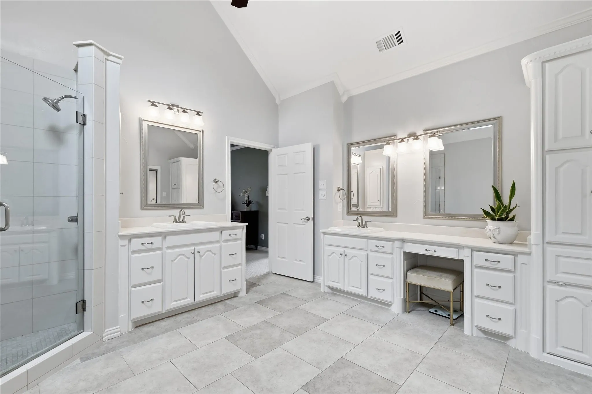 Single Family Residence For Sale in Denton County , 370 Canyon Oaks Drive, Argyle, Texas 76226, 4 Bedroom, 3 Bathroom, 3 Garage spaces, 3,165 Sqft, built in 1987, mls#21337131, Real Estate Agent in Argyle, Homes For Sale in Denton county, Homes For Sale in Argyle, Realtor in Argyle Texas, Real Estate Brokerage Independent Realty Texas, Luminita Cordes Realtor