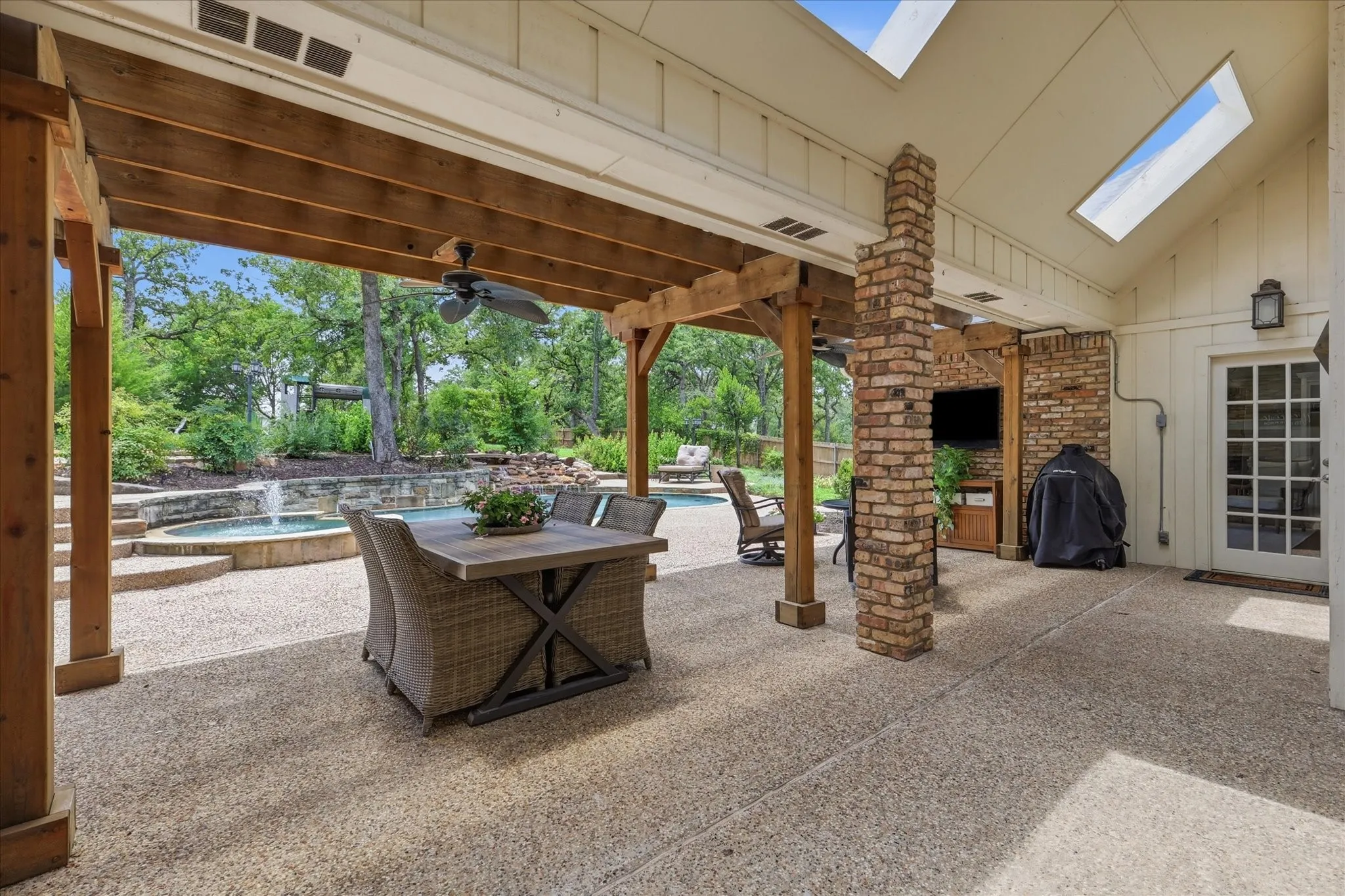 Single Family Residence For Sale in Denton County , 370 Canyon Oaks Drive, Argyle, Texas 76226, 4 Bedroom, 3 Bathroom, 3 Garage spaces, 3,165 Sqft, built in 1987, mls#21337131, Real Estate Agent in Argyle, Homes For Sale in Denton county, Homes For Sale in Argyle, Realtor in Argyle Texas, Real Estate Brokerage Independent Realty Texas, Luminita Cordes Realtor