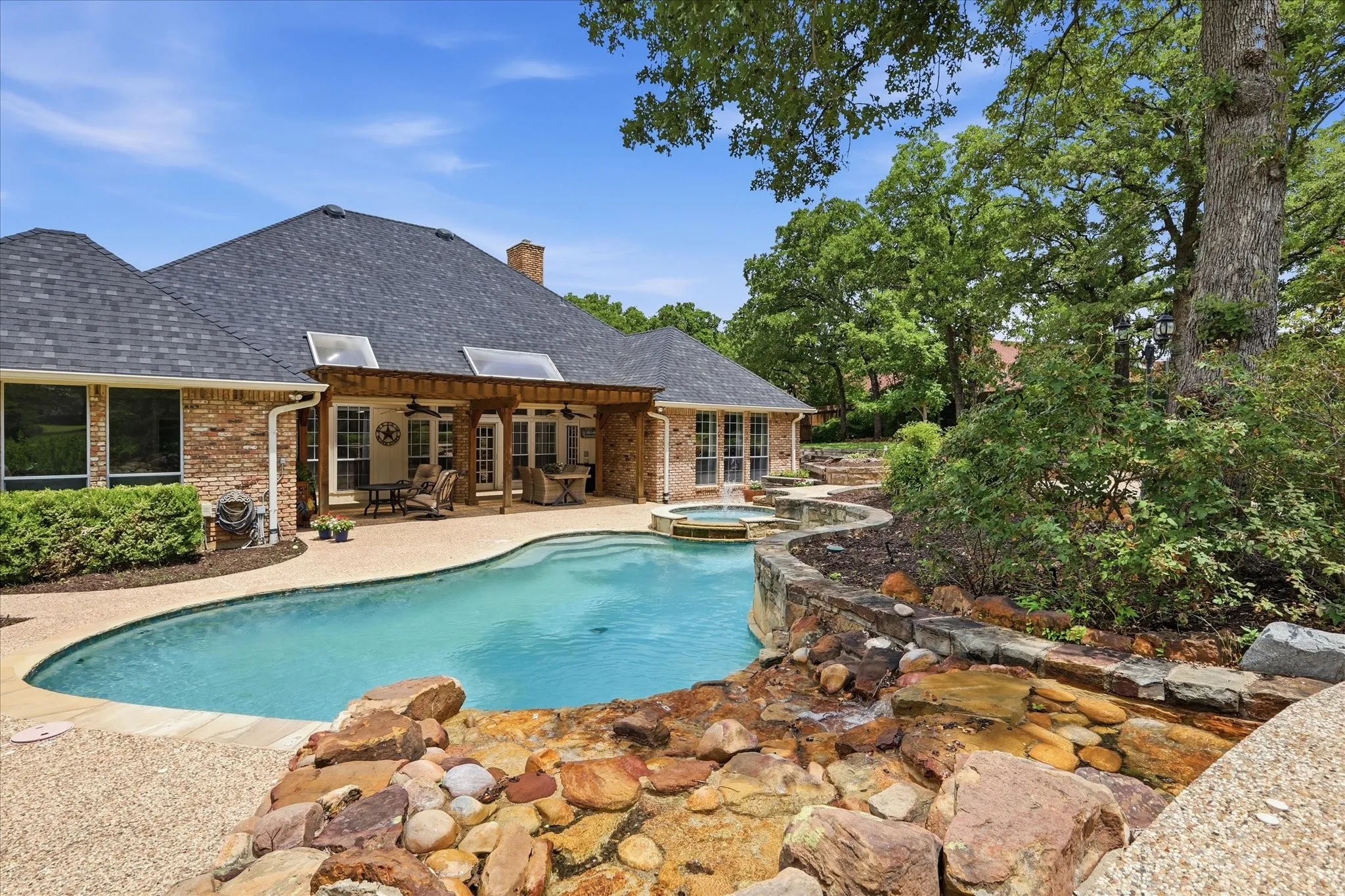 Single Family Residence For Sale in Denton County , 370 Canyon Oaks Drive, Argyle, Texas 76226, 4 Bedroom, 3 Bathroom, 3 Garage spaces, 3,165 Sqft, built in 1987, mls#21337131, Real Estate Agent in Argyle, Homes For Sale in Denton county, Homes For Sale in Argyle, Realtor in Argyle Texas, Real Estate Brokerage Independent Realty Texas, Luminita Cordes Realtor
