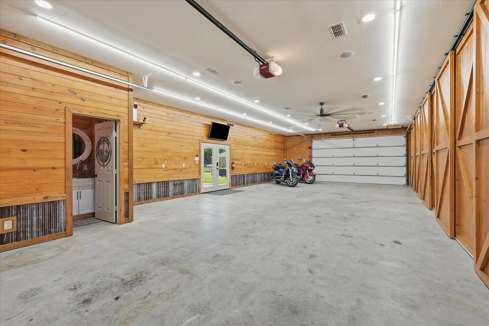 Single Family Residence For Sale in Tarrant County , 1414 Rio Viento, Fort Worth, Texas 76135, 4 Bedroom, 4 Bathroom, 3 Garage spaces, 3,204 Sqft, built in 2005, mls#21326933, Real Estate Agent in Fort Worth, Homes For Sale in Tarrant county, Homes For Sale in Fort Worth, Realtor in Fort Worth Texas, Real Estate Brokerage Independent Realty Texas, Luminita Cordes Realtor