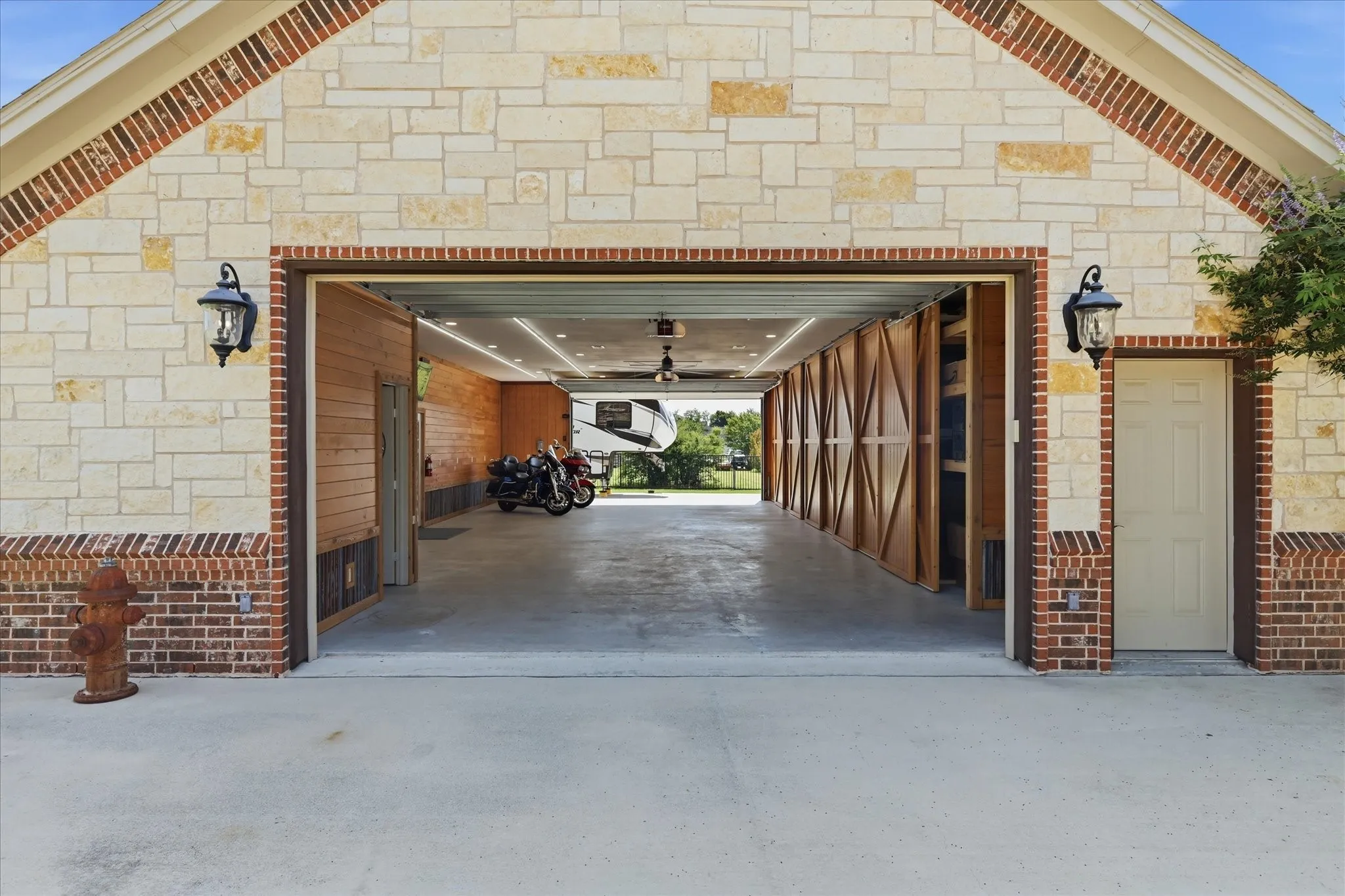 Single Family Residence For Sale in Tarrant County , 1414 Rio Viento, Fort Worth, Texas 76135, 4 Bedroom, 4 Bathroom, 3 Garage spaces, 3,204 Sqft, built in 2005, mls#21326933, Real Estate Agent in Fort Worth, Homes For Sale in Tarrant county, Homes For Sale in Fort Worth, Realtor in Fort Worth Texas, Real Estate Brokerage Independent Realty Texas, Luminita Cordes Realtor