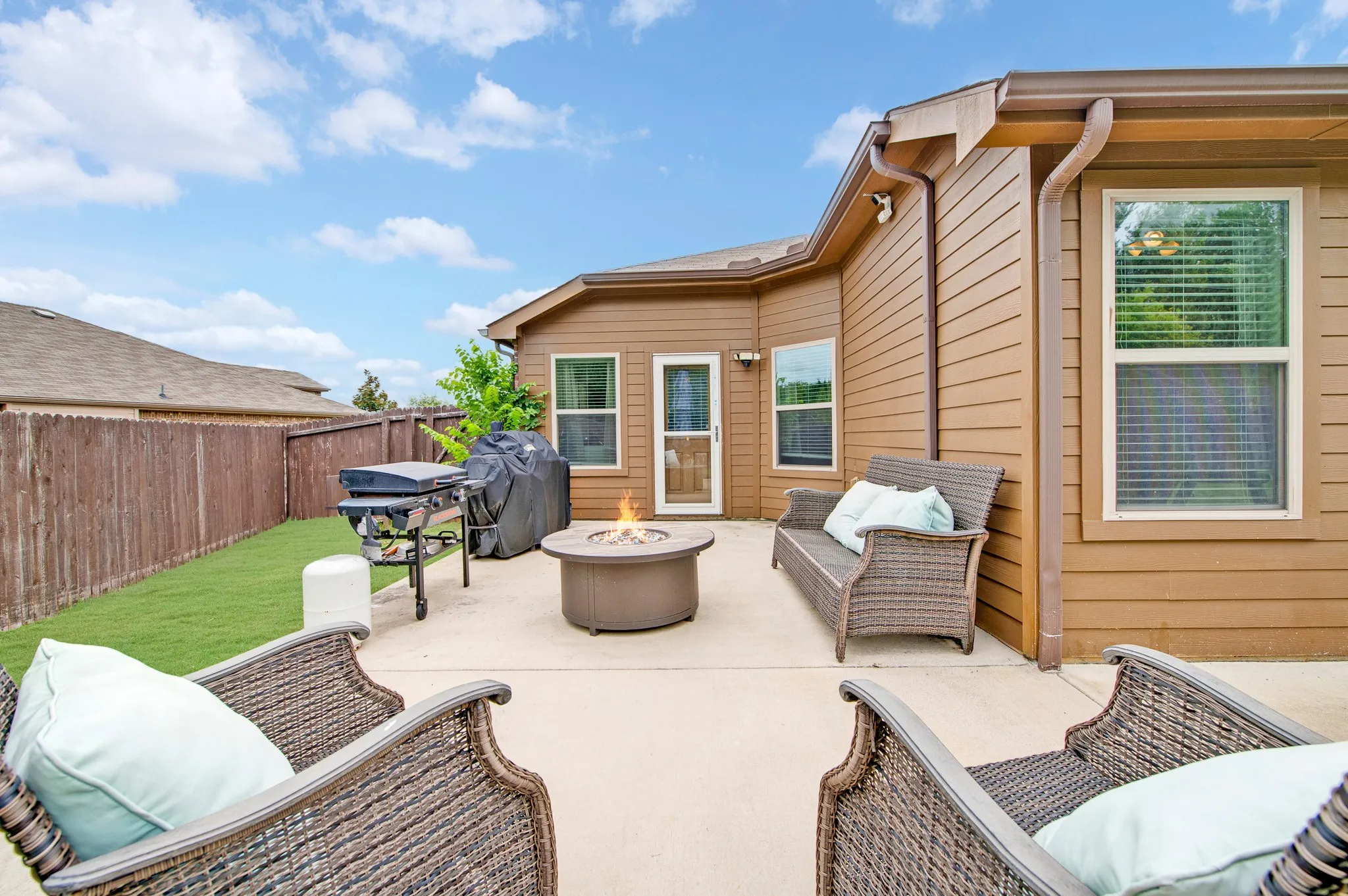 Single Family Residence For Sale in Denton County , 408 Highmeadow Drive, Aubrey, Texas 76227, 4 Bedroom, 2 Bathroom, 2 Garage spaces, 1,728 Sqft, built in 2018, mls#21336002, Real Estate Agent in Aubrey, Homes For Sale in Denton county, Homes For Sale in Aubrey, Realtor in Aubrey Texas, Real Estate Brokerage Independent Realty Texas, Luminita Cordes Realtor
