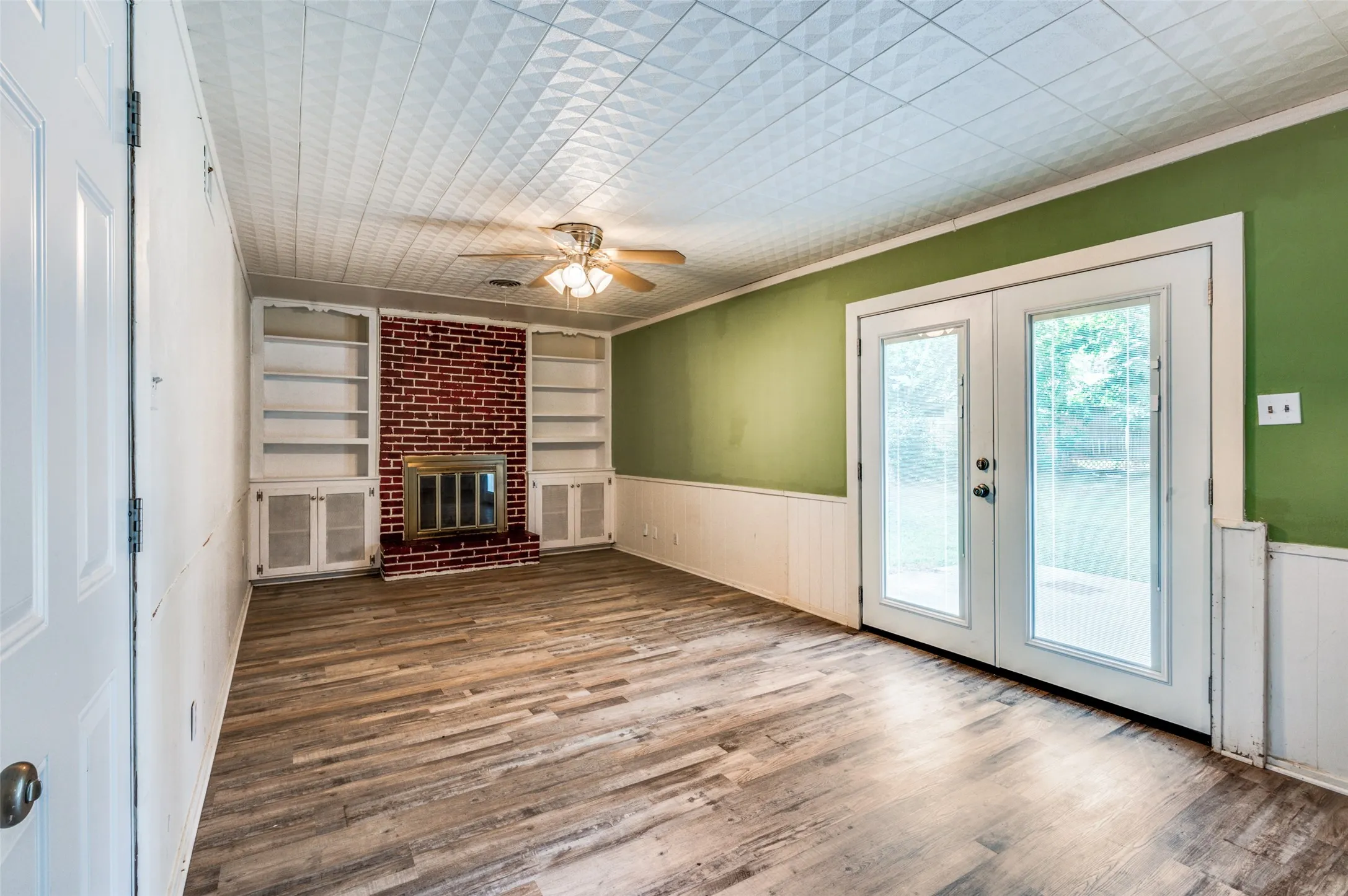 Single Family Residence For Rent in Tarrant County , 5613 Waltham Avenue, Fort Worth, Texas 76133, 3 Bedroom, 1 Bathroom, 2 Garage spaces, 1,472 Sqft, built in 1956, mls#21337213, Real Estate Agent in Fort Worth, Homes For Rent in Tarrant county, Homes For Rent in Fort Worth, Realtor in Fort Worth Texas, Real Estate Brokerage Independent Realty Texas, Luminita Cordes Realtor