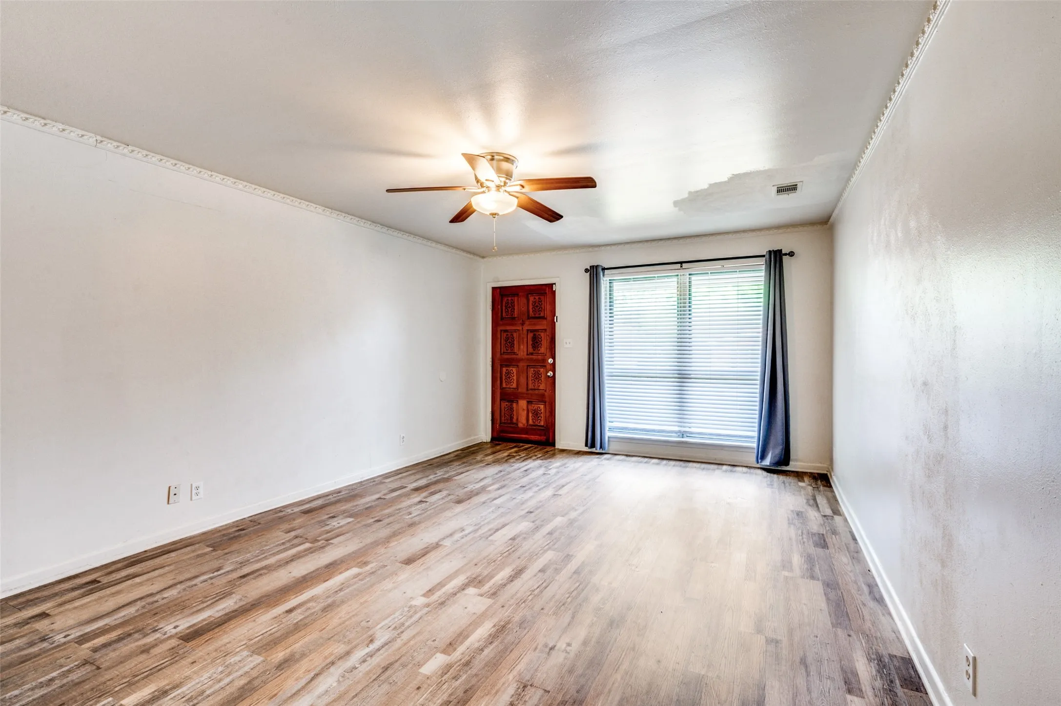 Single Family Residence For Rent in Tarrant County , 5613 Waltham Avenue, Fort Worth, Texas 76133, 3 Bedroom, 1 Bathroom, 2 Garage spaces, 1,472 Sqft, built in 1956, mls#21337213, Real Estate Agent in Fort Worth, Homes For Rent in Tarrant county, Homes For Rent in Fort Worth, Realtor in Fort Worth Texas, Real Estate Brokerage Independent Realty Texas, Luminita Cordes Realtor