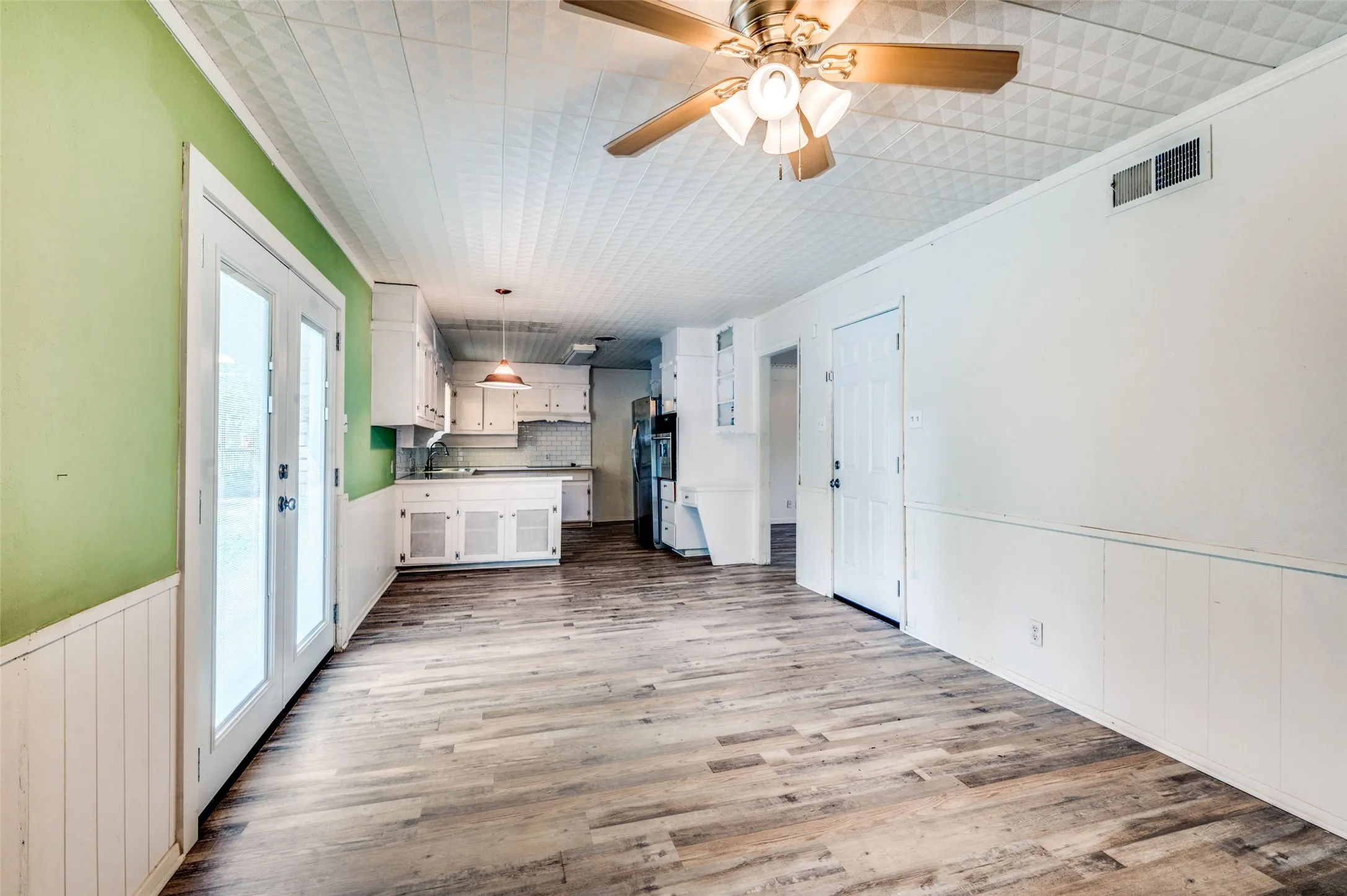 Single Family Residence For Rent in Tarrant County , 5613 Waltham Avenue, Fort Worth, Texas 76133, 3 Bedroom, 1 Bathroom, 2 Garage spaces, 1,472 Sqft, built in 1956, mls#21337213, Real Estate Agent in Fort Worth, Homes For Rent in Tarrant county, Homes For Rent in Fort Worth, Realtor in Fort Worth Texas, Real Estate Brokerage Independent Realty Texas, Luminita Cordes Realtor