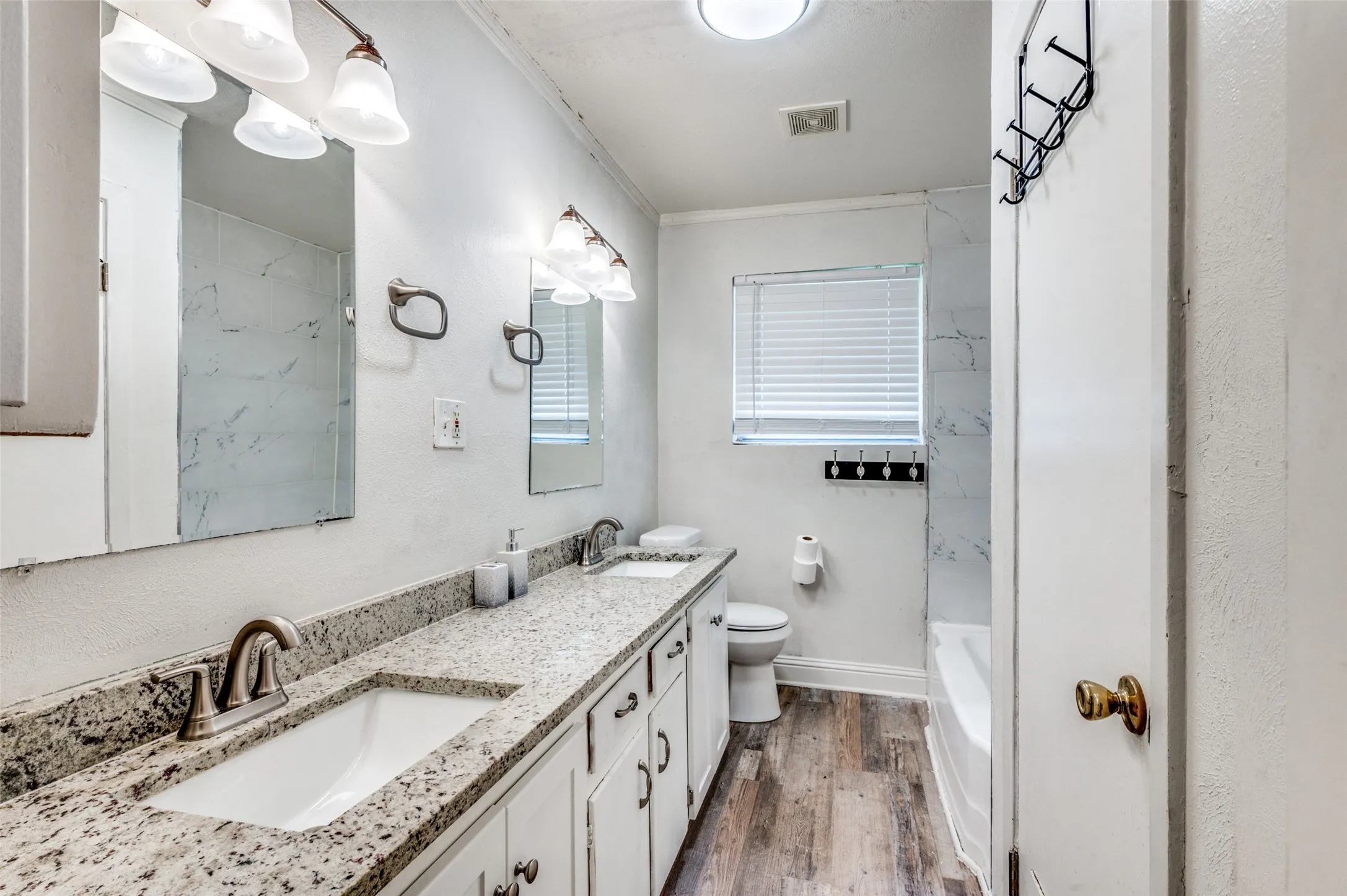 Single Family Residence For Rent in Tarrant County , 5613 Waltham Avenue, Fort Worth, Texas 76133, 3 Bedroom, 1 Bathroom, 2 Garage spaces, 1,472 Sqft, built in 1956, mls#21337213, Real Estate Agent in Fort Worth, Homes For Rent in Tarrant county, Homes For Rent in Fort Worth, Realtor in Fort Worth Texas, Real Estate Brokerage Independent Realty Texas, Luminita Cordes Realtor