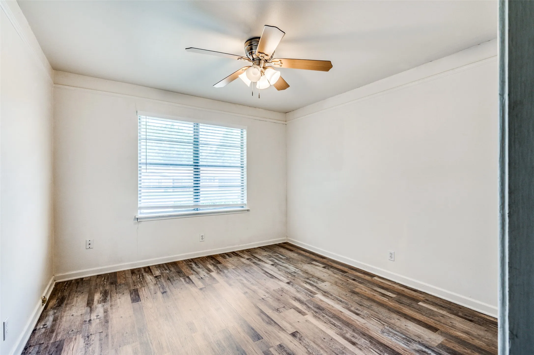 Single Family Residence For Rent in Tarrant County , 5613 Waltham Avenue, Fort Worth, Texas 76133, 3 Bedroom, 1 Bathroom, 2 Garage spaces, 1,472 Sqft, built in 1956, mls#21337213, Real Estate Agent in Fort Worth, Homes For Rent in Tarrant county, Homes For Rent in Fort Worth, Realtor in Fort Worth Texas, Real Estate Brokerage Independent Realty Texas, Luminita Cordes Realtor
