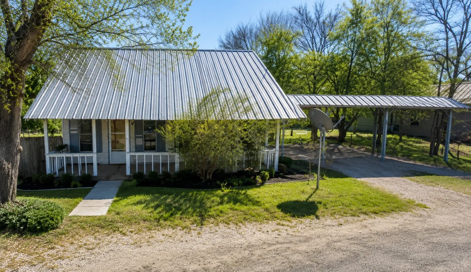 Single Family Residence For Sale in Hill County , 231 S Colorado Street, Whitney, Texas 76692, 3 Bedrooms, 2 Bathrooms, Garage spaces, 1,036 Sqft, built in 1940, Price $44,999, mls#21337214, Real Estate Agent in Whitney, Homes For Sale in Hill county, Homes For Sale in Whitney, Realtor in Whitney Texas, Real Estate Brokerage Independent Realty Texas, Luminita Cordes Realtor