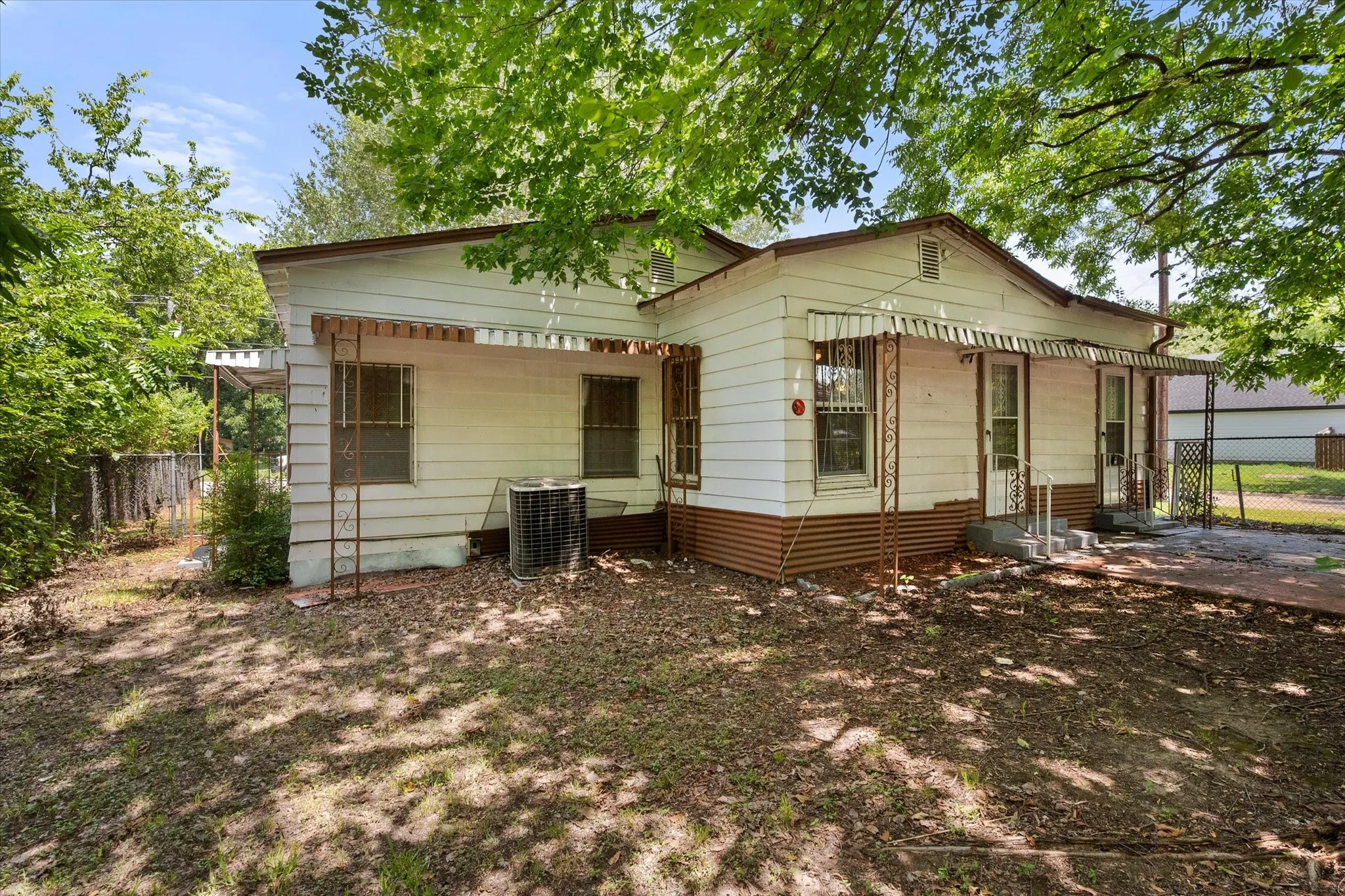 Single Family Residence For Sale in Navarro County , 1021 Martin Luther King Jr Boulevard, Corsicana, Texas 75110, 2 Bedroom, 2 Bathroom, 1 Garage spaces, 1,575 Sqft, built in 1930, mls#21334570, Real Estate Agent in Corsicana, Homes For Sale in Navarro county, Homes For Sale in Corsicana, Realtor in Corsicana Texas, Real Estate Brokerage Independent Realty Texas, Luminita Cordes Realtor
