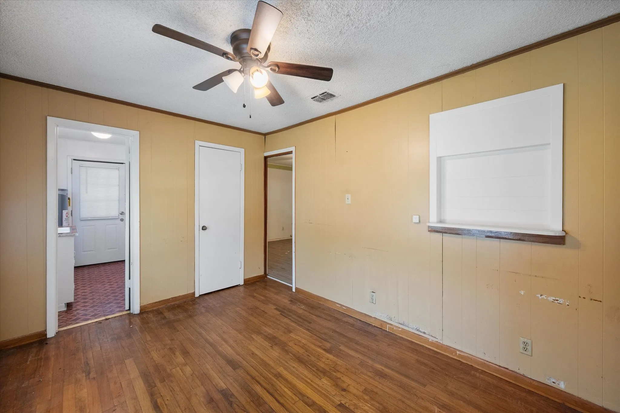 An interior pass-through and multiple doorways illustrate the home’s connected yet adaptable room arrangement.