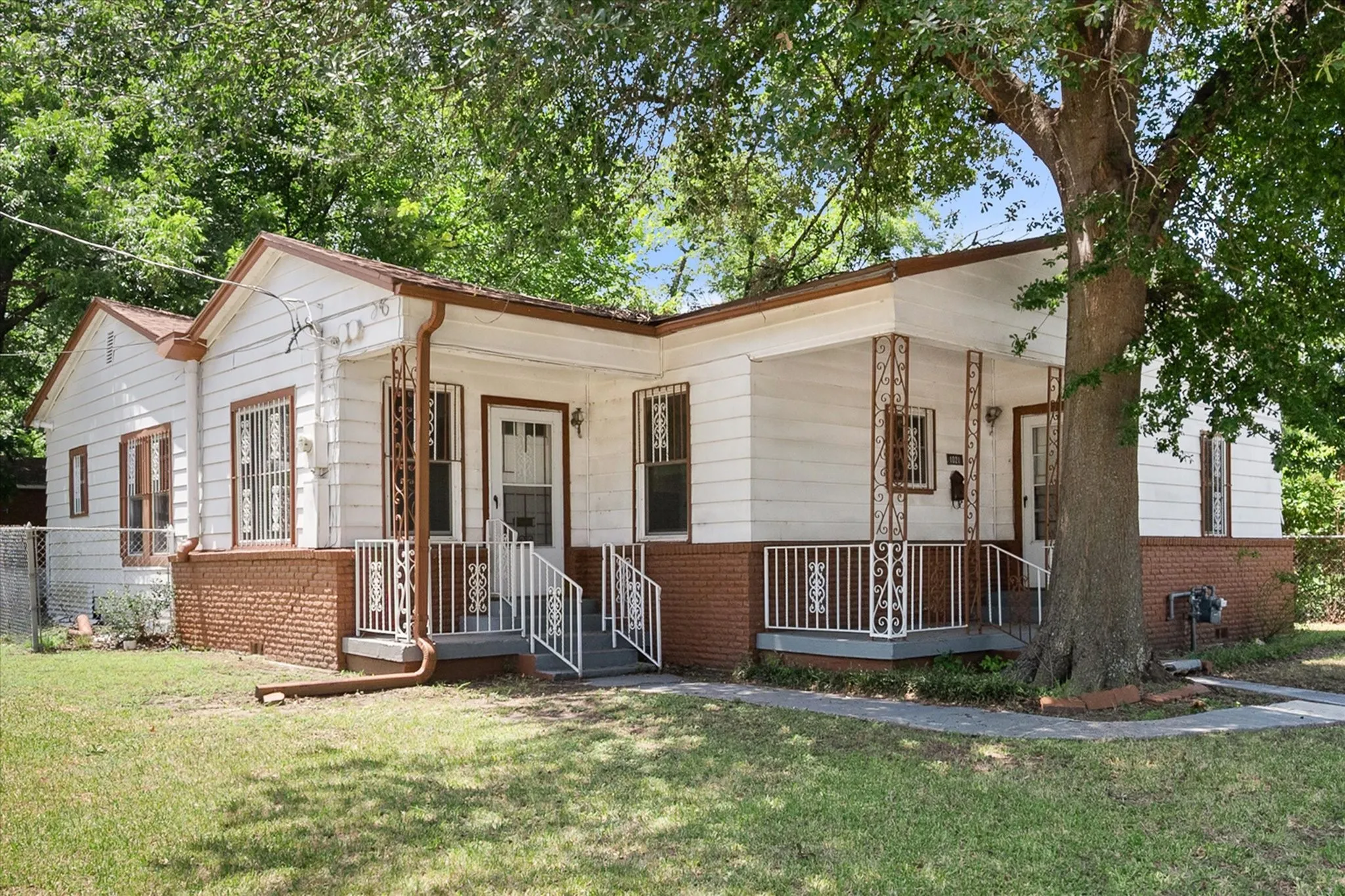 Single Family Residence For Sale in Navarro County , 1021 Martin Luther King Jr Boulevard, Corsicana, Texas 75110, 2 Bedroom, 2 Bathroom, 1 Garage spaces, 1,575 Sqft, built in 1930, mls#21334570, Real Estate Agent in Corsicana, Homes For Sale in Navarro county, Homes For Sale in Corsicana, Realtor in Corsicana Texas, Real Estate Brokerage Independent Realty Texas, Luminita Cordes Realtor