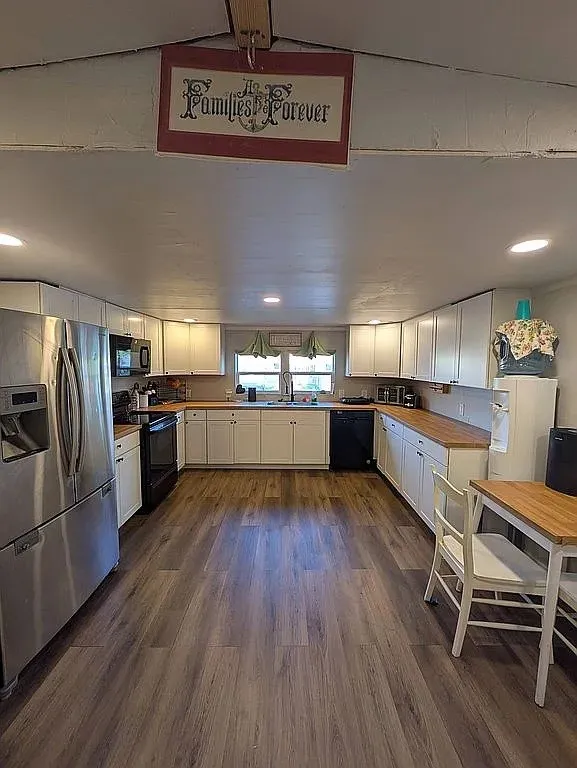Mobile Home For Sale in Denton County , 175 Preston On The Lake, Little Elm, Texas 75068, 2 Bedroom, 1 Bathroom, Garage spaces, 728 Sqft, built in 1984, mls#21336732, Real Estate Agent in Little Elm, Homes For Sale in Denton county, Homes For Sale in Little Elm, Realtor in Little Elm Texas, Real Estate Brokerage Independent Realty Texas, Luminita Cordes Realtor