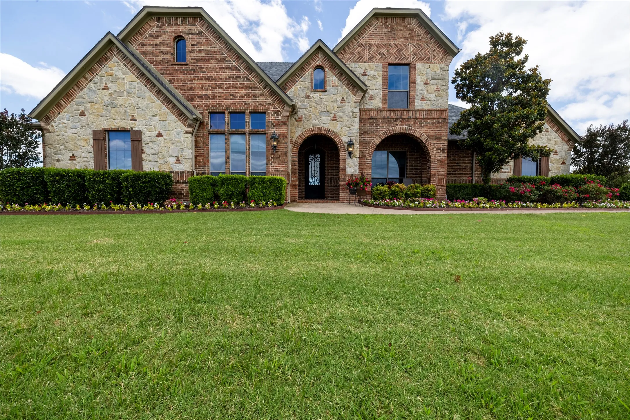 Single Family Residence For Sale in Kaufman County , 2722 W Alamosa Drive, Terrell, Texas 75160, 5 Bedrooms, 4 Bathrooms, 3 Garage spaces, 3,782 Sqft, built in 2007, Price $679,990, mls#21336927, Real Estate Agent in Terrell, Homes For Sale in Kaufman county, Homes For Sale in Terrell, Realtor in Terrell Texas, Real Estate Brokerage Independent Realty Texas, Luminita Cordes Realtor