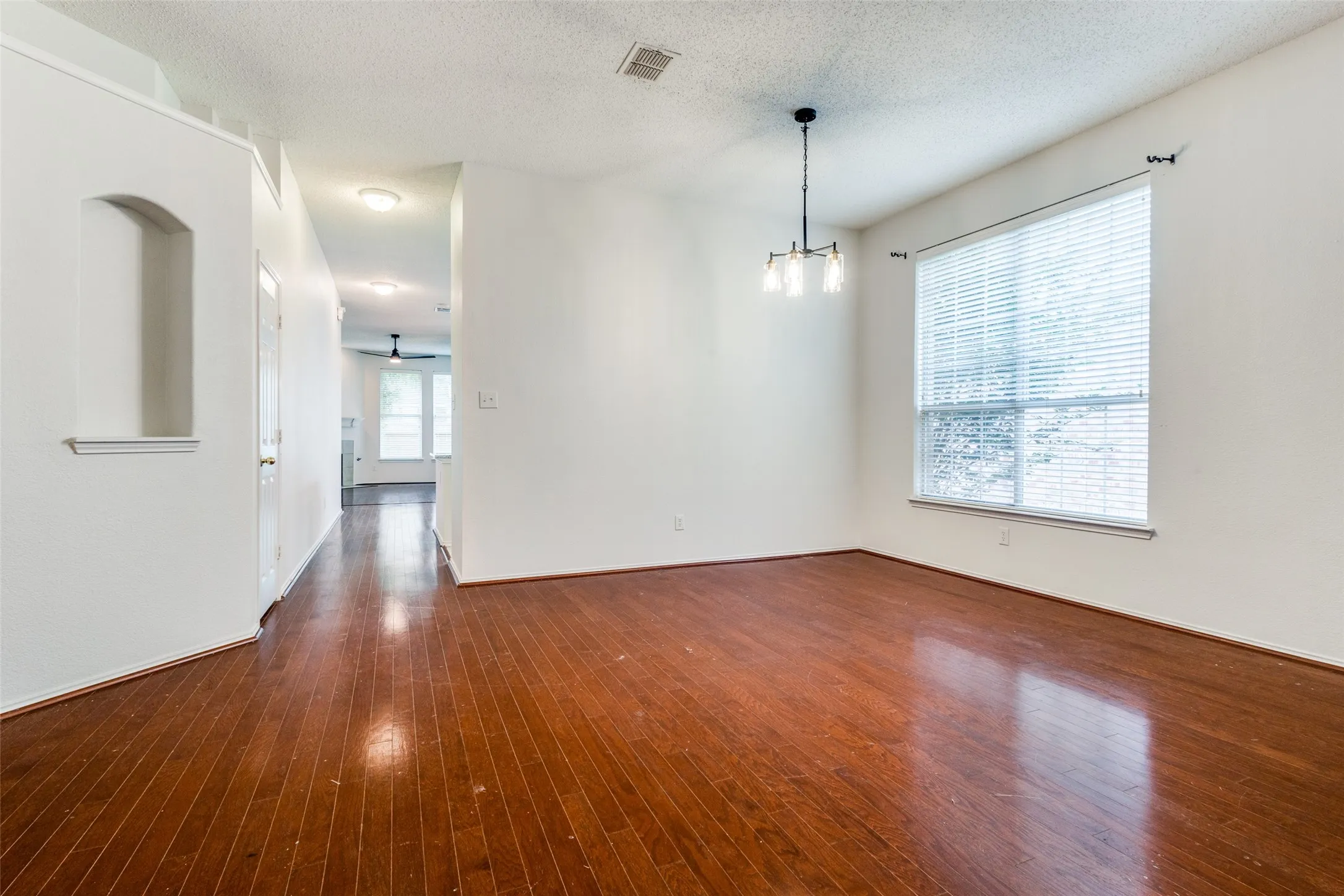 Single Family Residence For Rent in Collin County , 7046 Saint Augustine Drive, Frisco, Texas 75033, 4 Bedroom, 2 Bathroom, 2 Garage spaces, 1,995 Sqft, built in 2000, mls#21337244, Real Estate Agent in Frisco, Homes For Rent in Collin county, Homes For Rent in Frisco, Realtor in Frisco Texas, Real Estate Brokerage Independent Realty Texas, Luminita Cordes Realtor