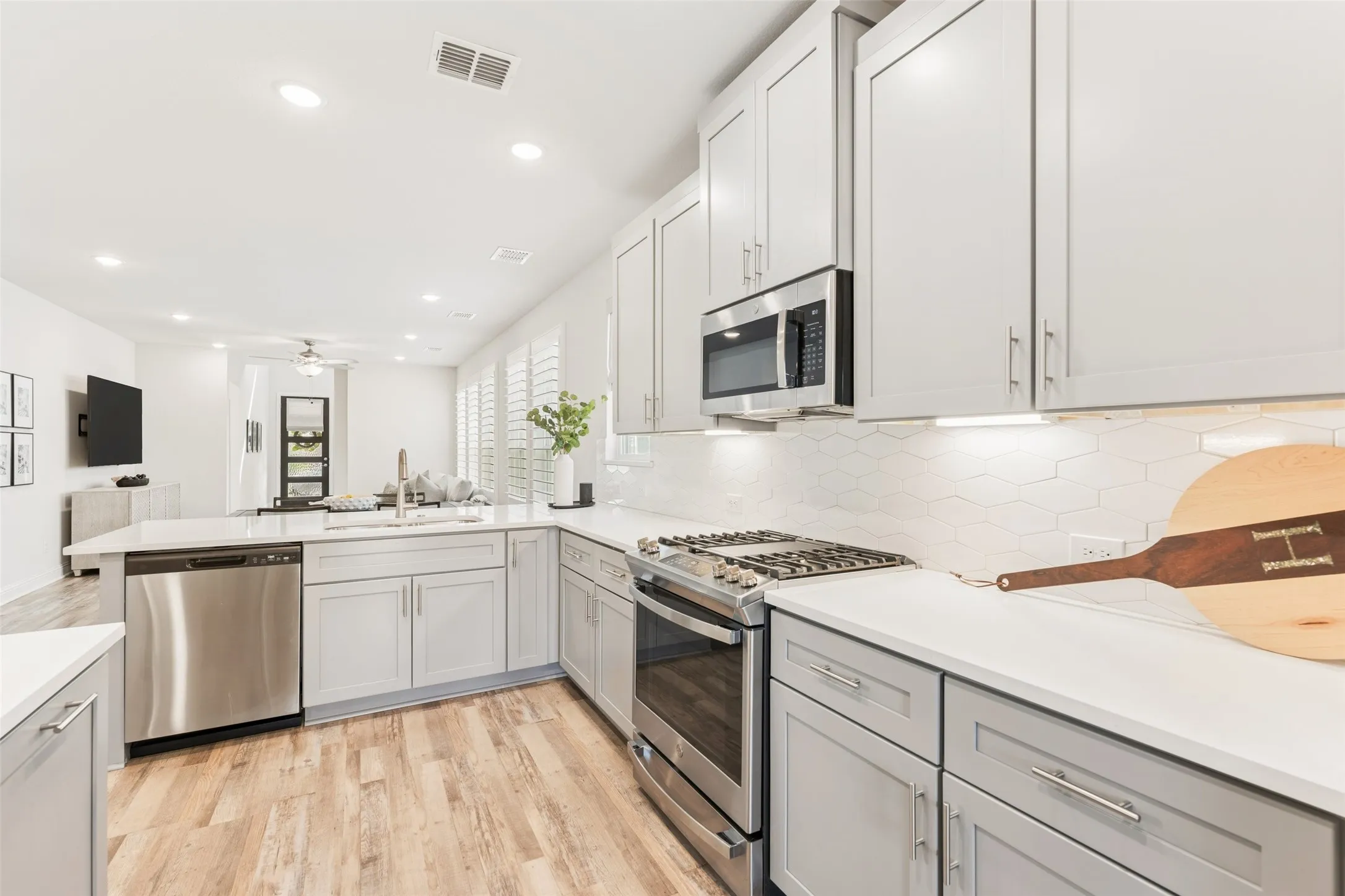 Single Family Residence For Sale in Collin County , 10659 Downy Cup Drive, Frisco, Texas 75035, 5 Bedroom, 3 Bathroom, 2 Garage spaces, 2,446 Sqft, built in 2022, mls#21336631, Real Estate Agent in Frisco, Homes For Sale in Collin county, Homes For Sale in Frisco, Realtor in Frisco Texas, Real Estate Brokerage Independent Realty Texas, Luminita Cordes Realtor